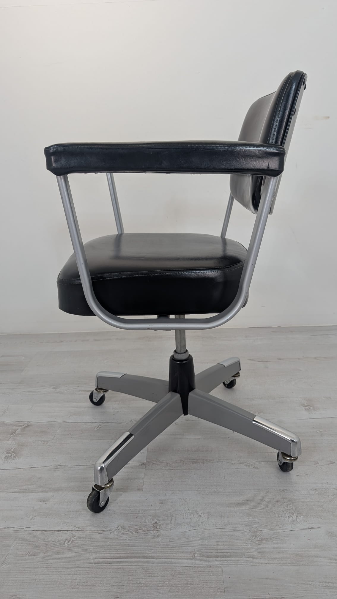 Fotel biurowy obrotowy skórzany z II połowy XX wieku - obrazek 10