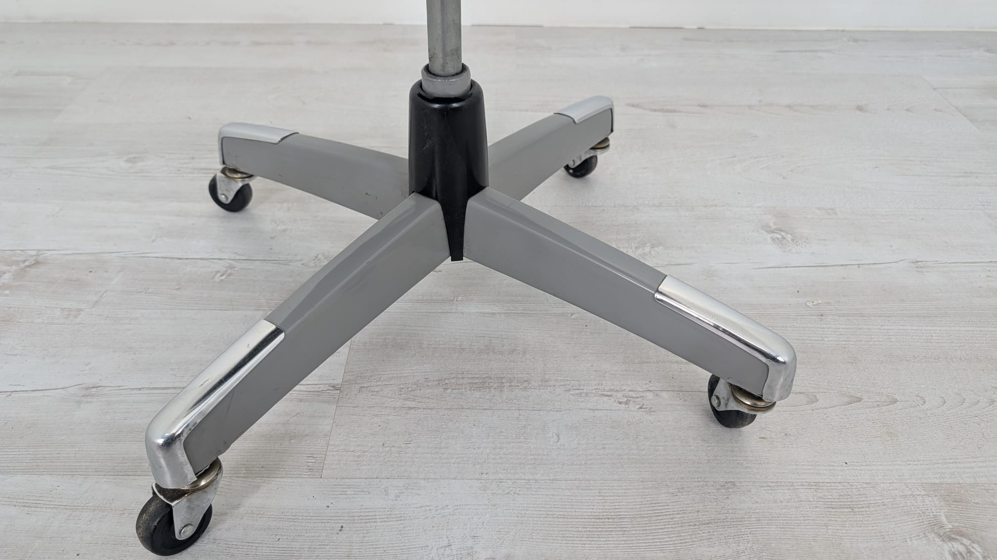 Fotel biurowy obrotowy skórzany z II połowy XX wieku - obrazek 11