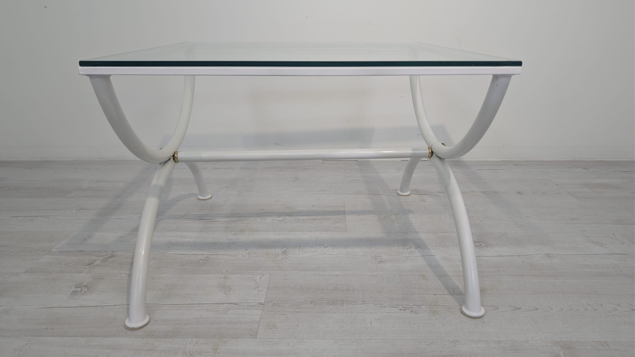 Stolik kawowy biały na stalowych z metaloplastyki nogach z lat 60/70-tych - Image 2