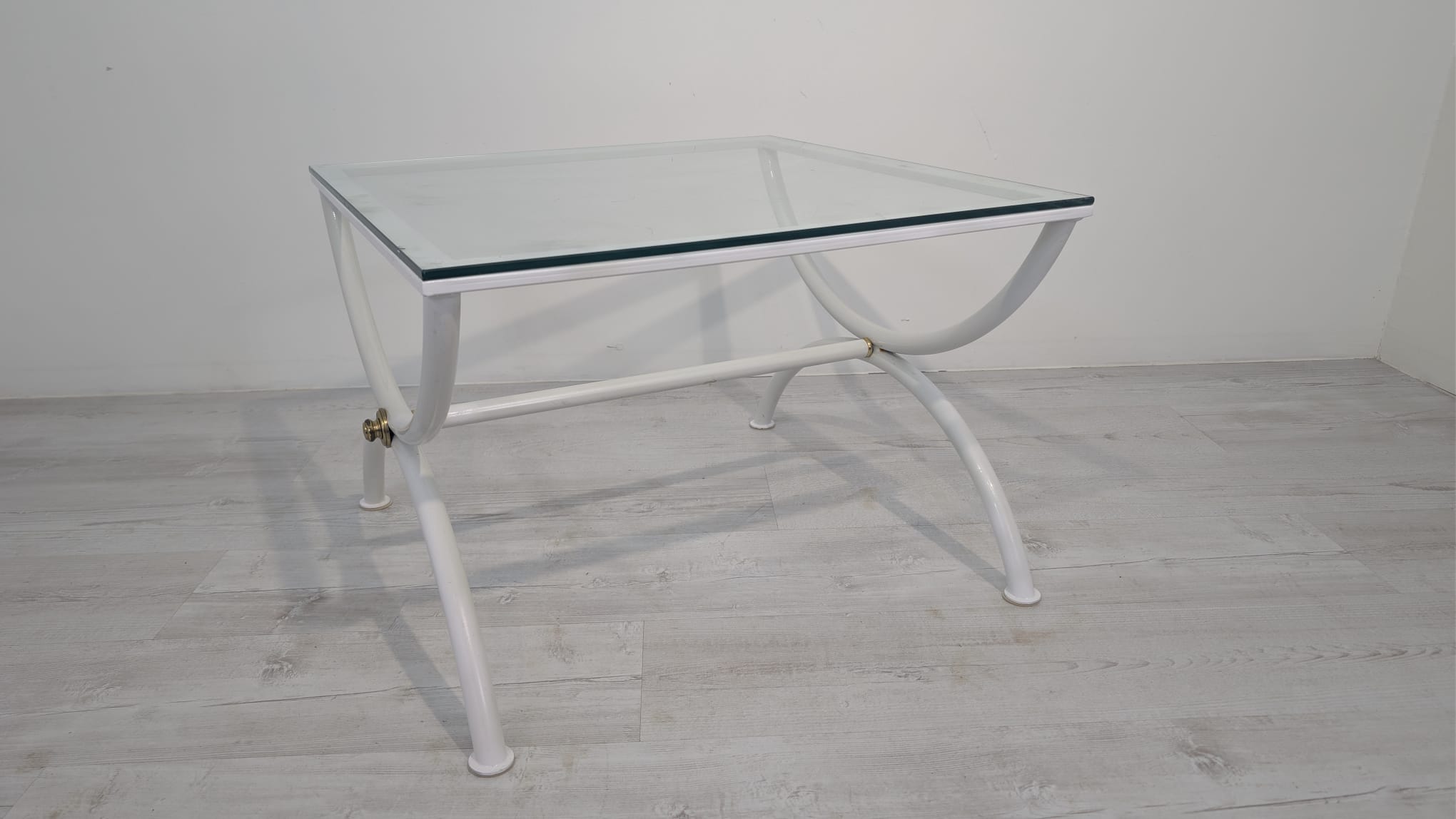 Stolik kawowy biały na stalowych z metaloplastyki nogach z lat 60/70-tych - Image 3