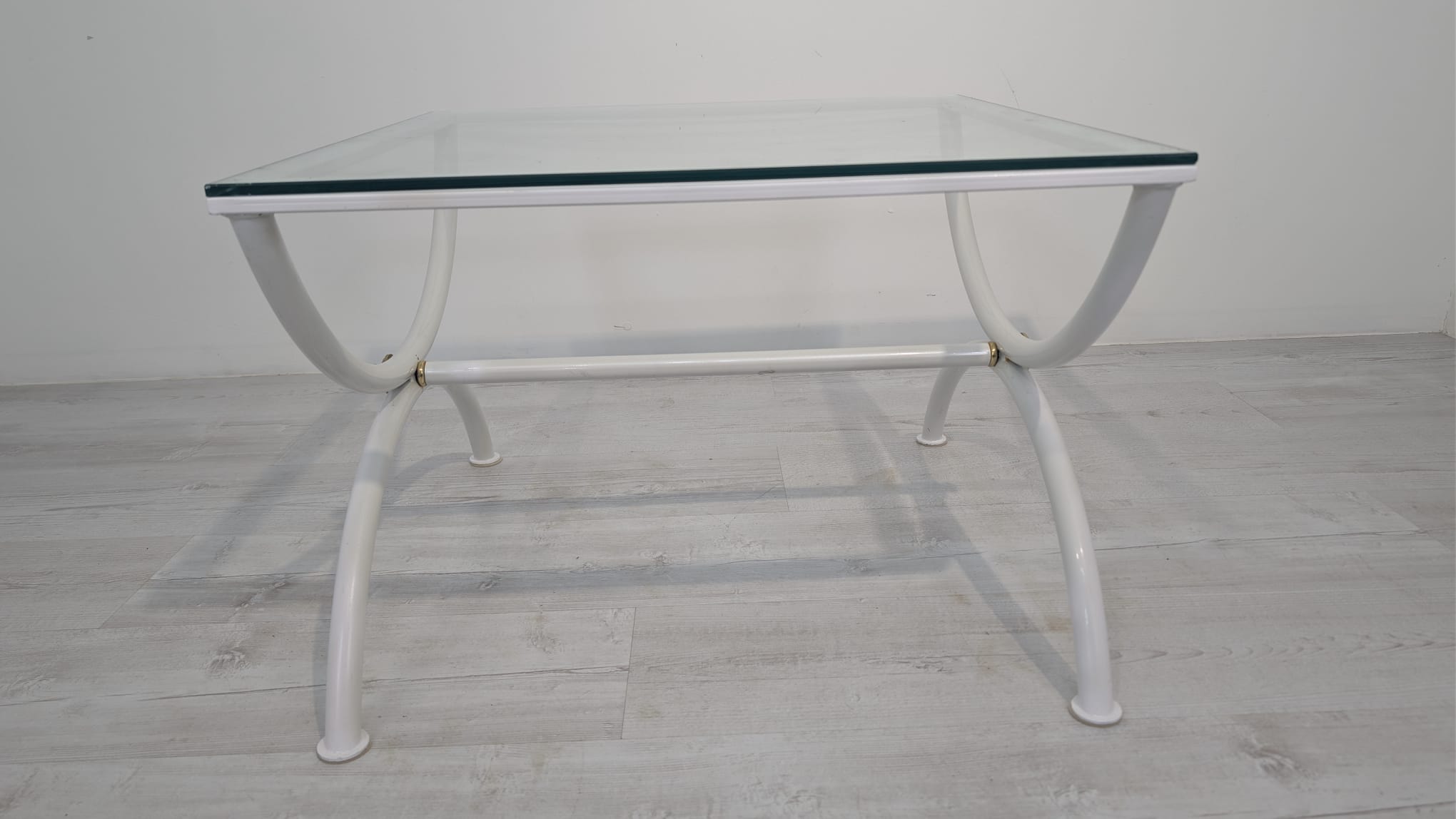 Stolik kawowy biały na stalowych z metaloplastyki nogach z lat 60/70-tych - Image 4