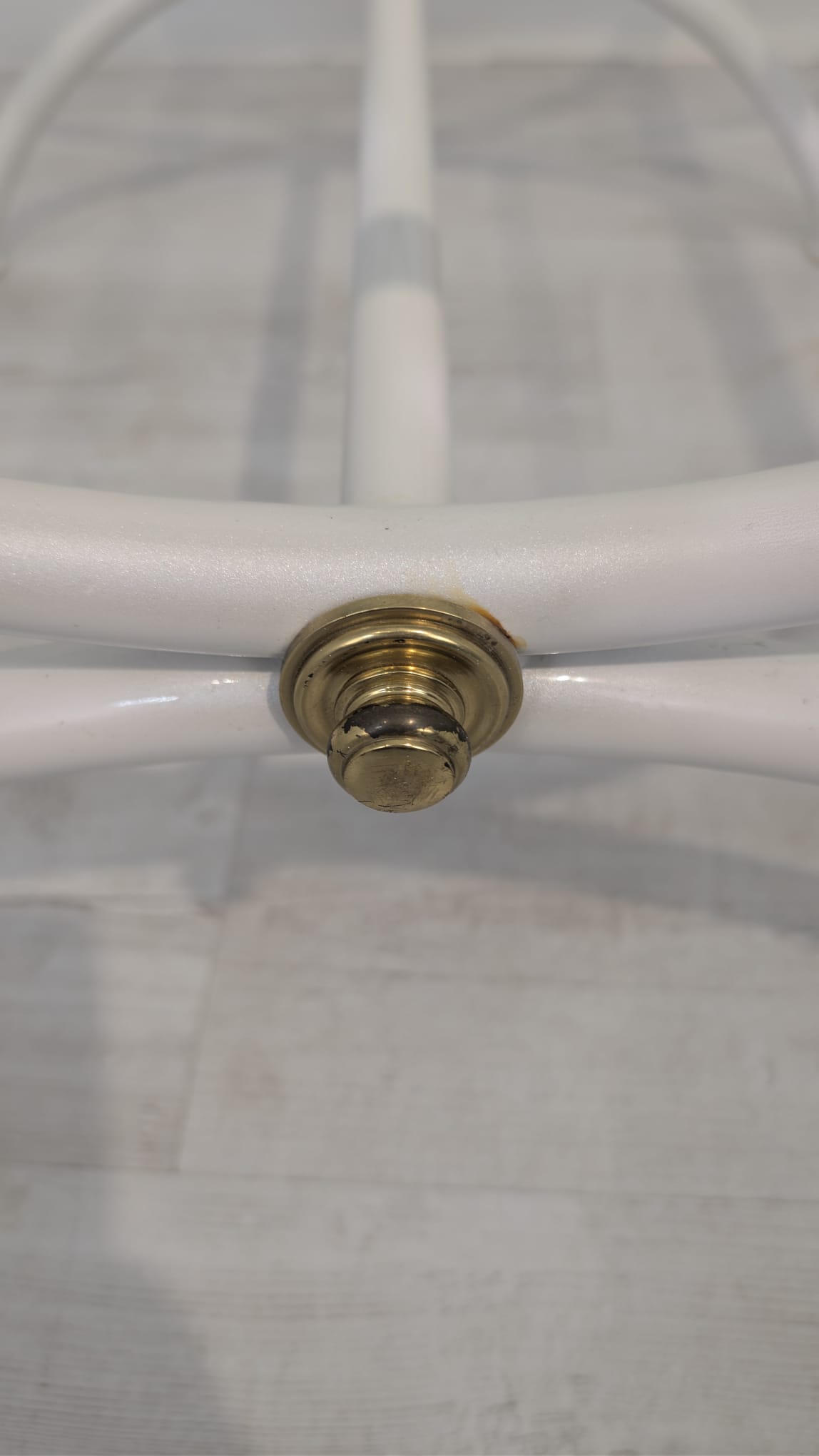 Stolik kawowy biały na stalowych z metaloplastyki nogach z lat 60/70-tych - Image 6