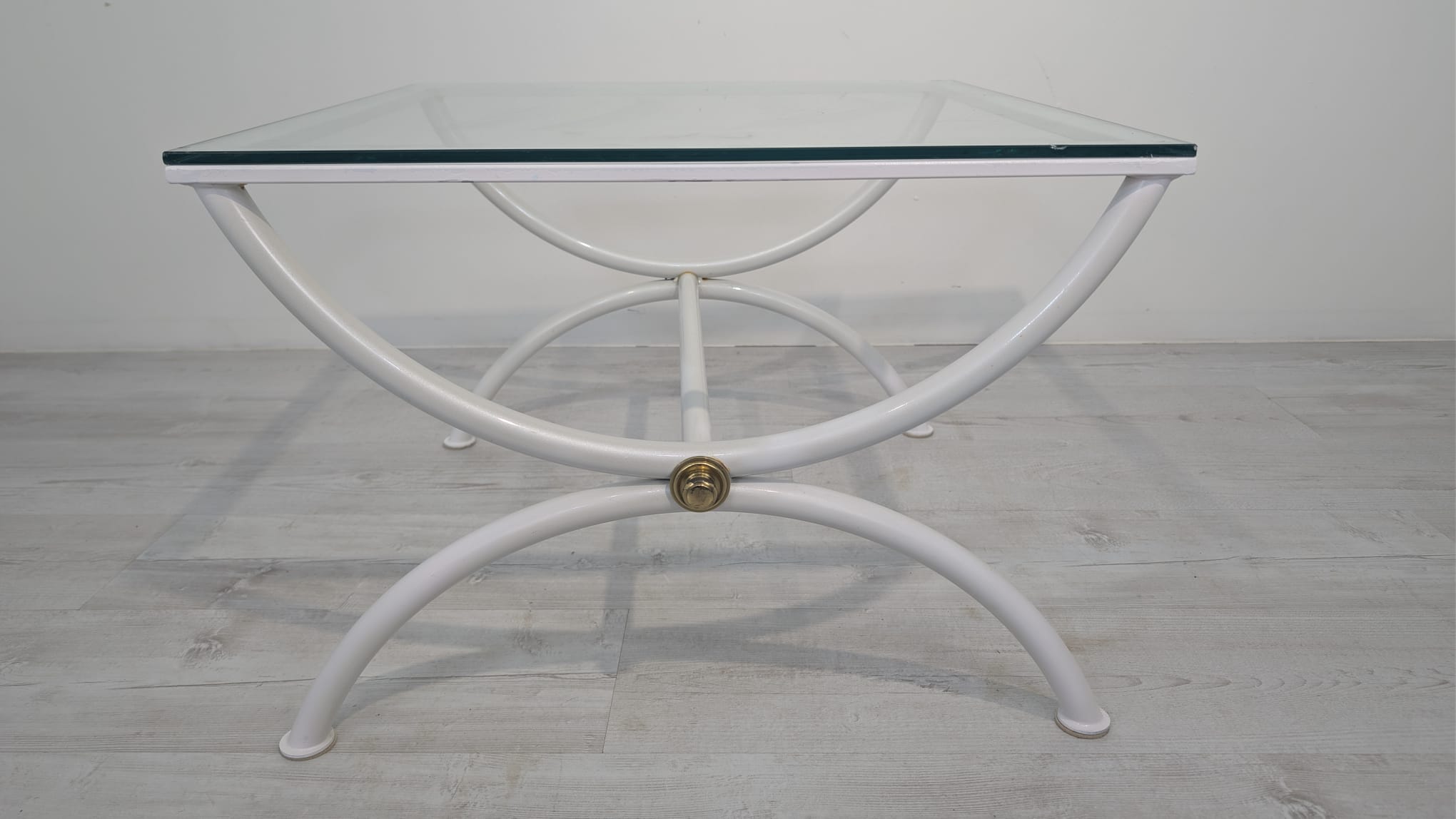 Stolik kawowy biały na stalowych z metaloplastyki nogach z lat 60/70-tych - Image 7