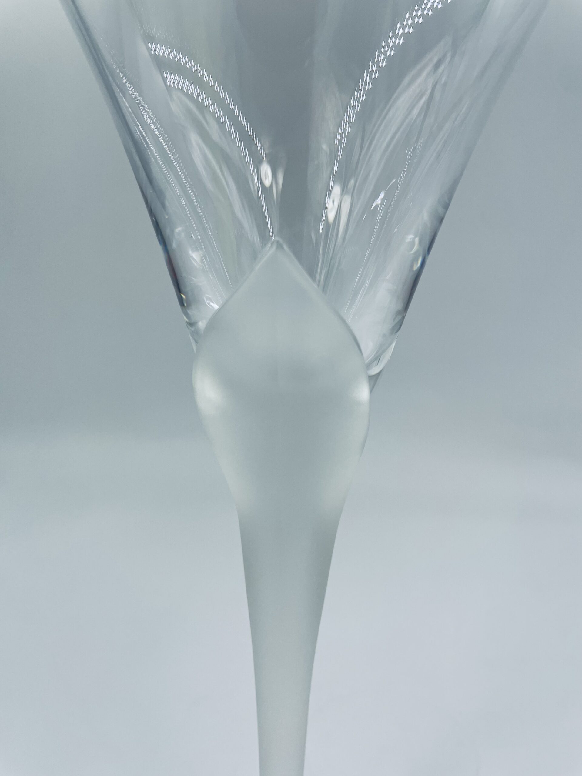 Kieliszek kryształowy do wina z nóżką oszroniona - obrazek 3