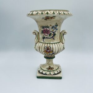 Wazon, urna Copodimonte  z porcelany kostnej we Włoszech