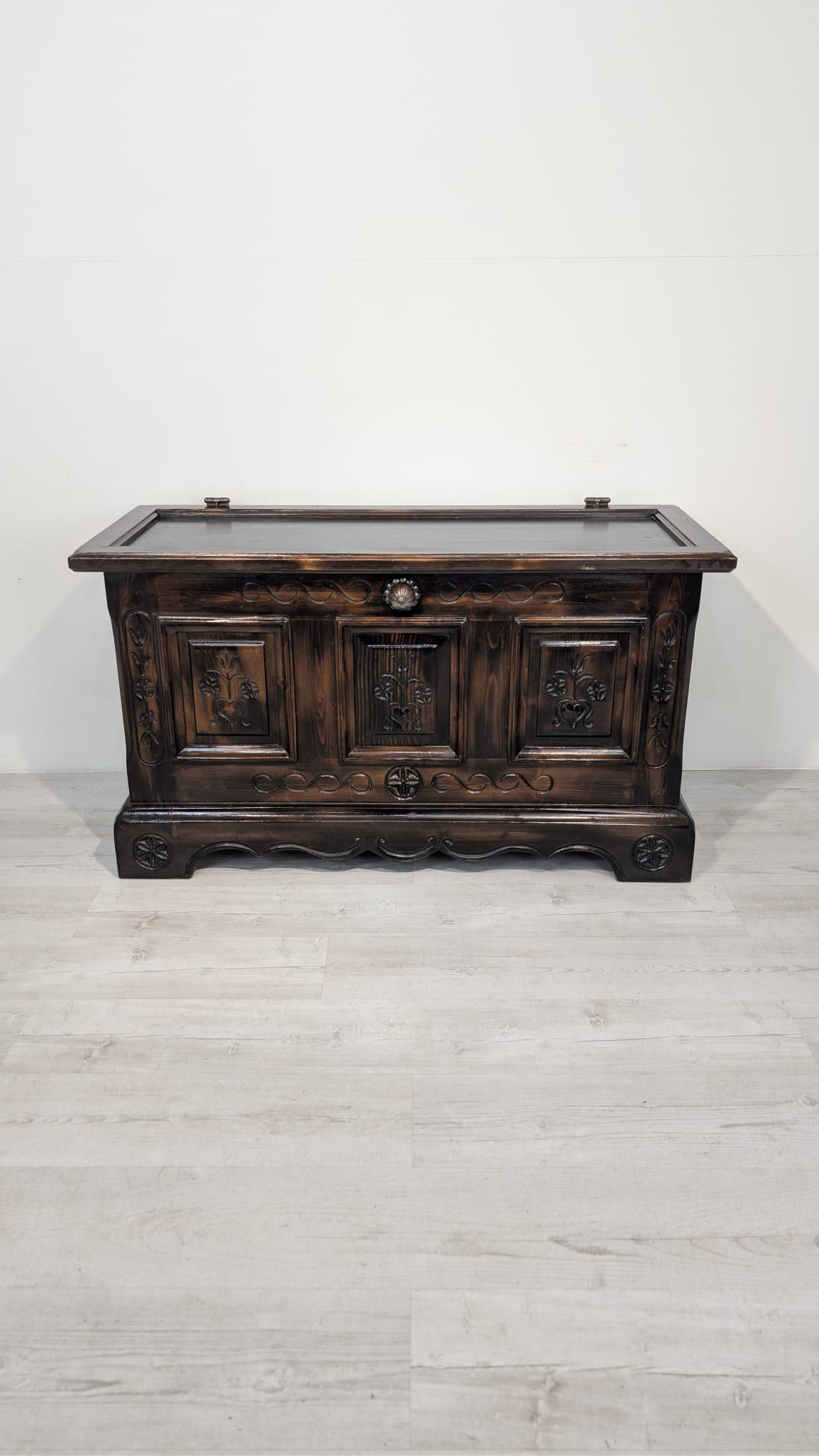 Skzynia lite drewno Voglaner 1968 w stylu rustykalnym