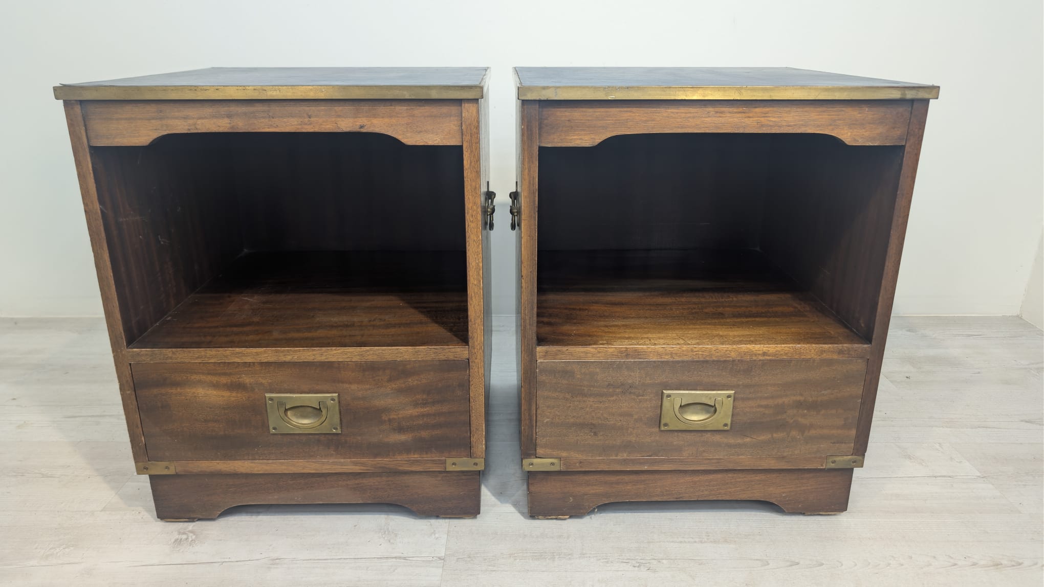 Para szafek nocnych w stylu angielskim Beven Funell - Image 2