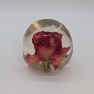 Przycisk do papieru z zatopioną różą w żywicy