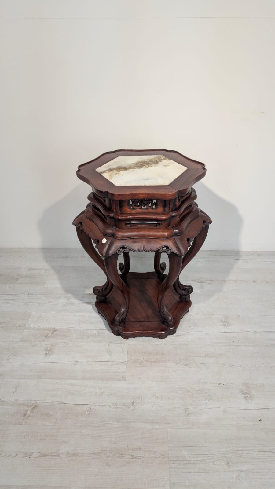 Stolik postument z marmurem Chiny początek XX wieku