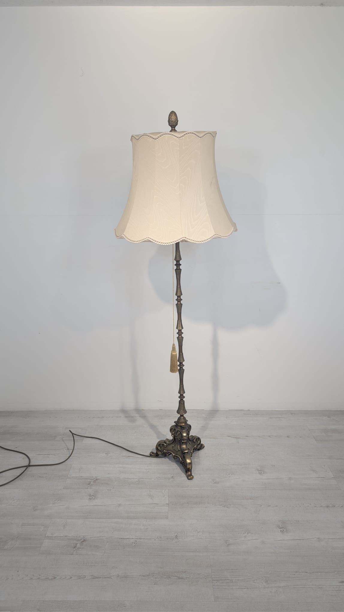 Lampa podłogowa w stylu barokowym z mosiężna podstawą - obrazek 2