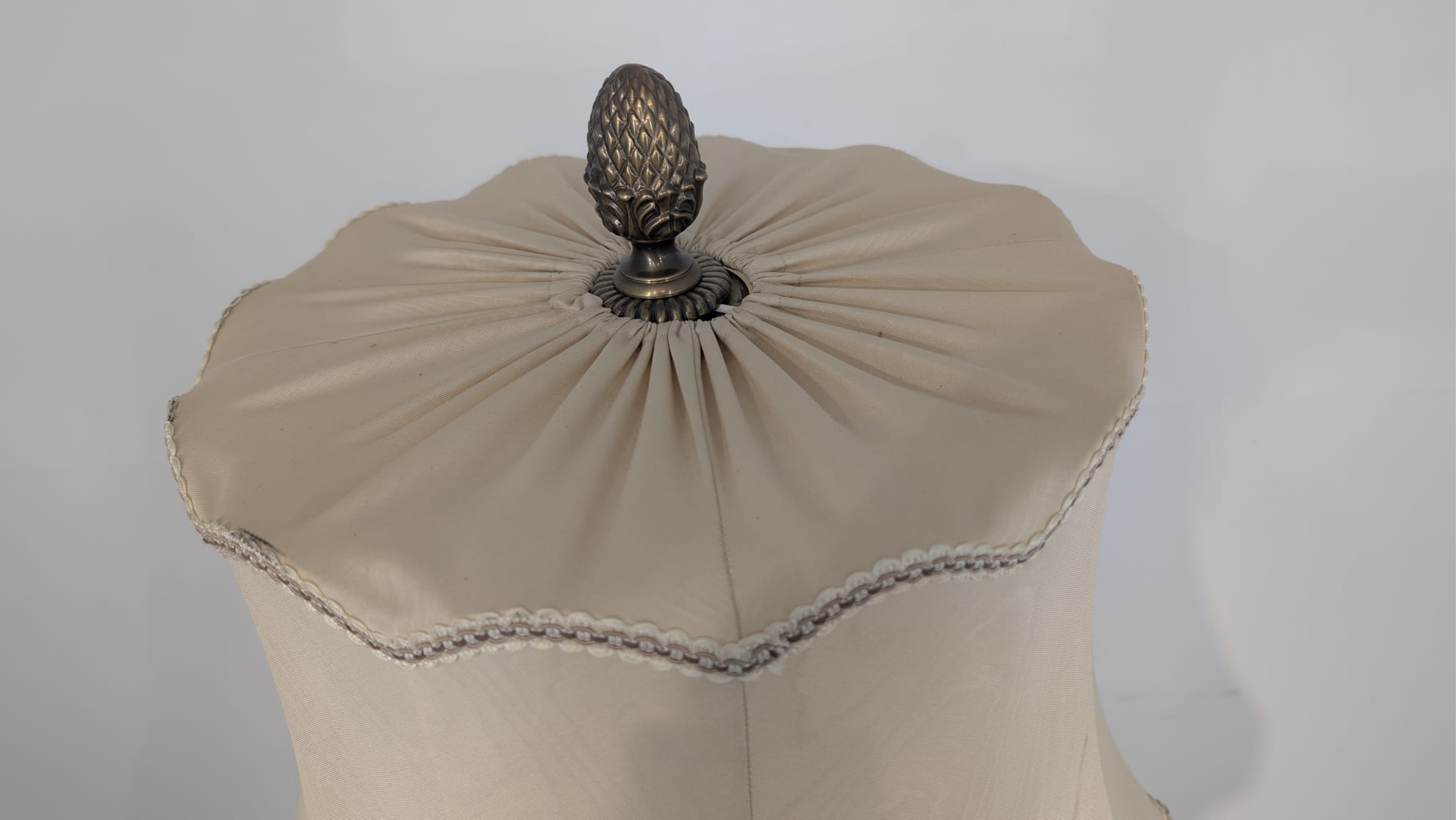 Lampa podłogowa w stylu barokowym z mosiężna podstawą - obrazek 4