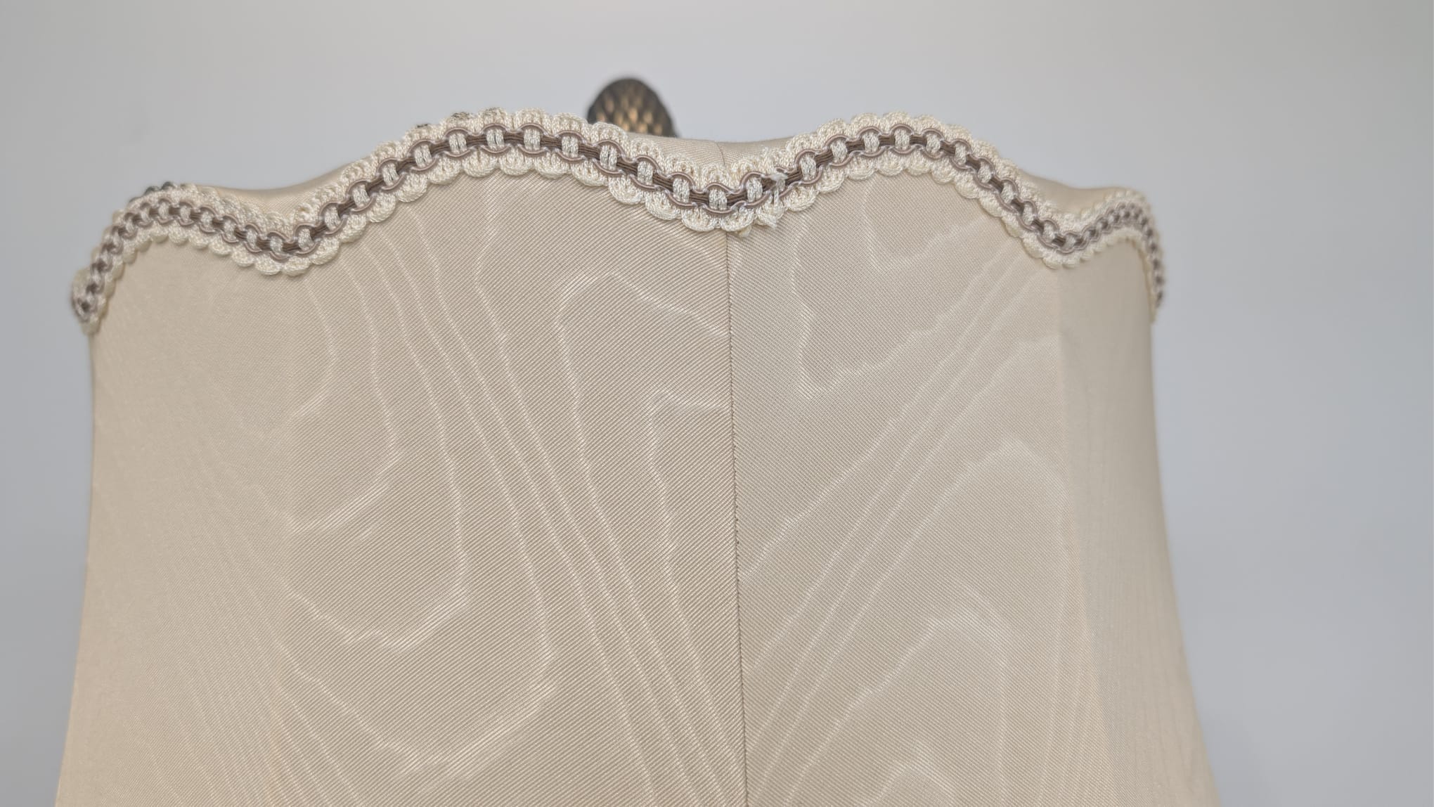 Lampa podłogowa w stylu barokowym z mosiężna podstawą - obrazek 5