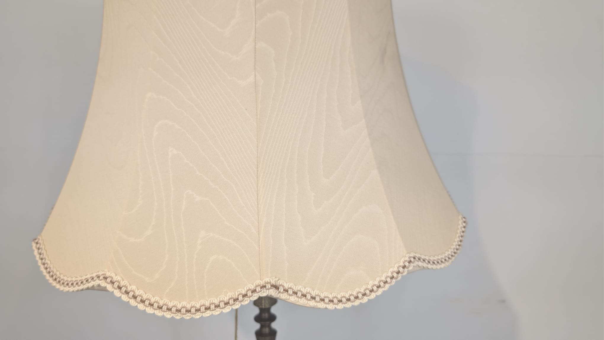 Lampa podłogowa w stylu barokowym z mosiężna podstawą - obrazek 6