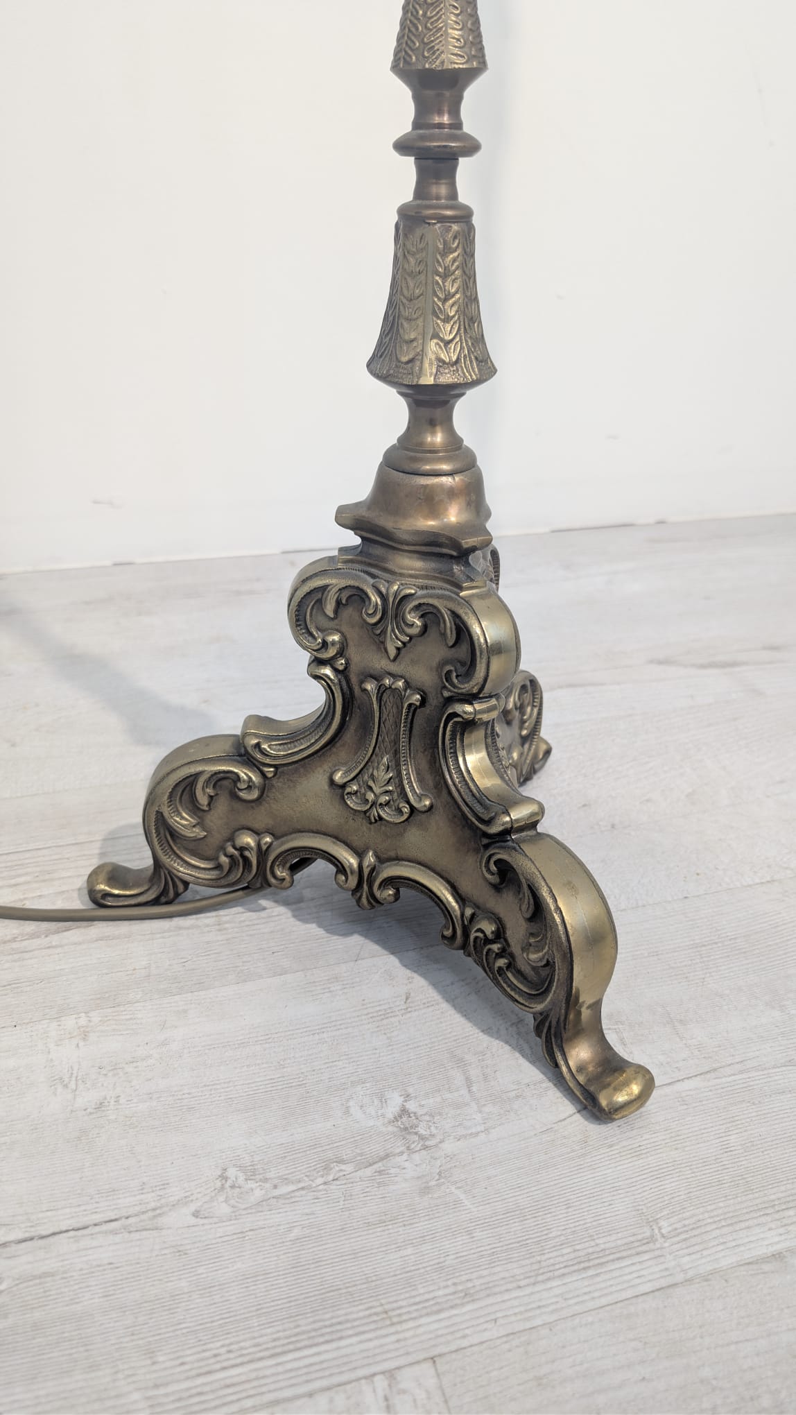 Lampa podłogowa w stylu barokowym z mosiężna podstawą - obrazek 12