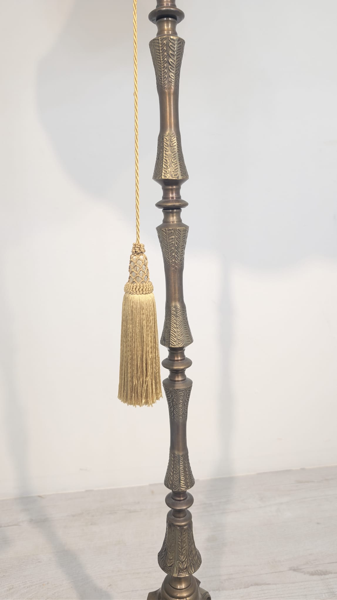 Lampa podłogowa w stylu barokowym z mosiężna podstawą - obrazek 11