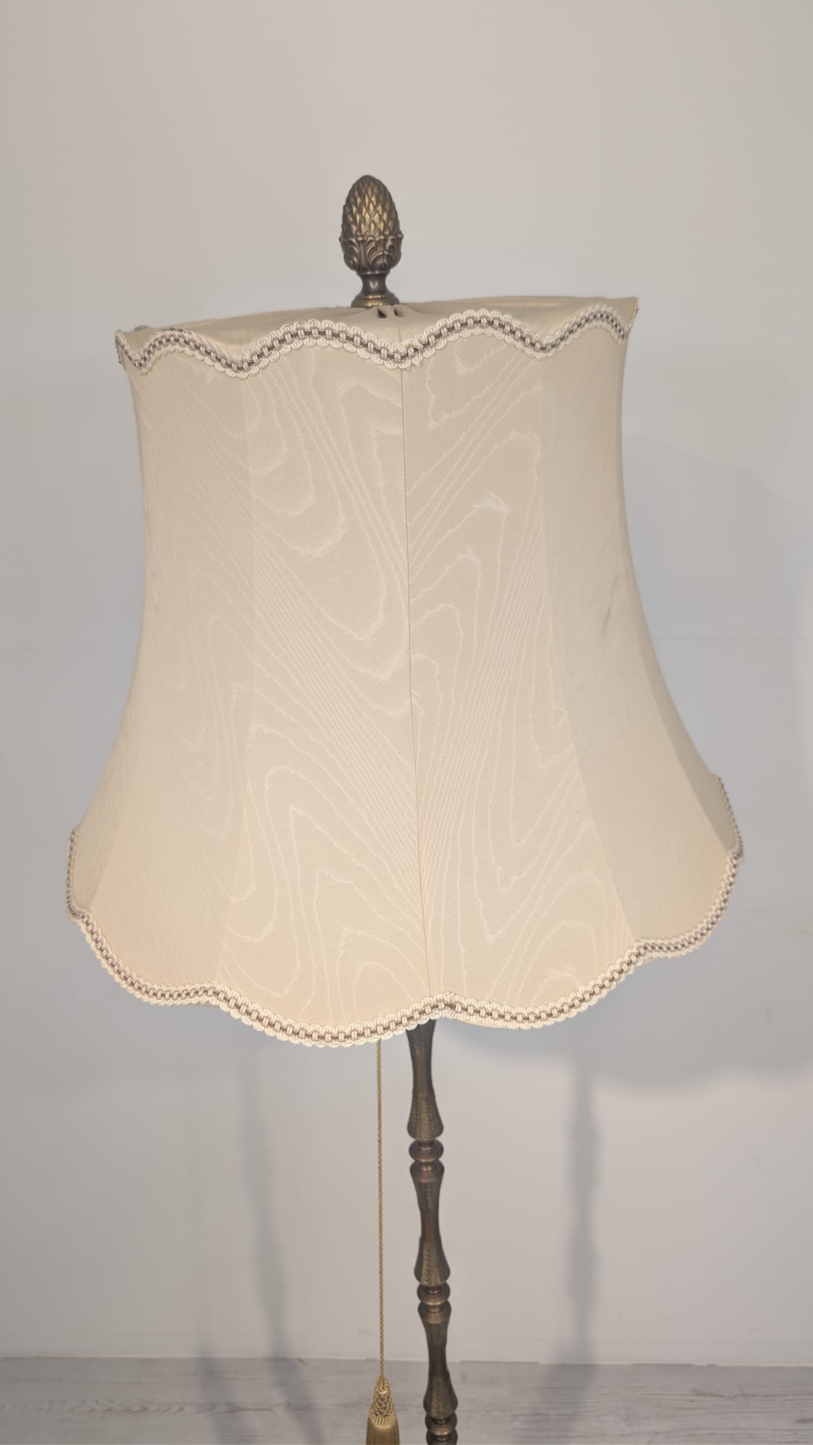 Lampa podłogowa w stylu barokowym z mosiężna podstawą - obrazek 7