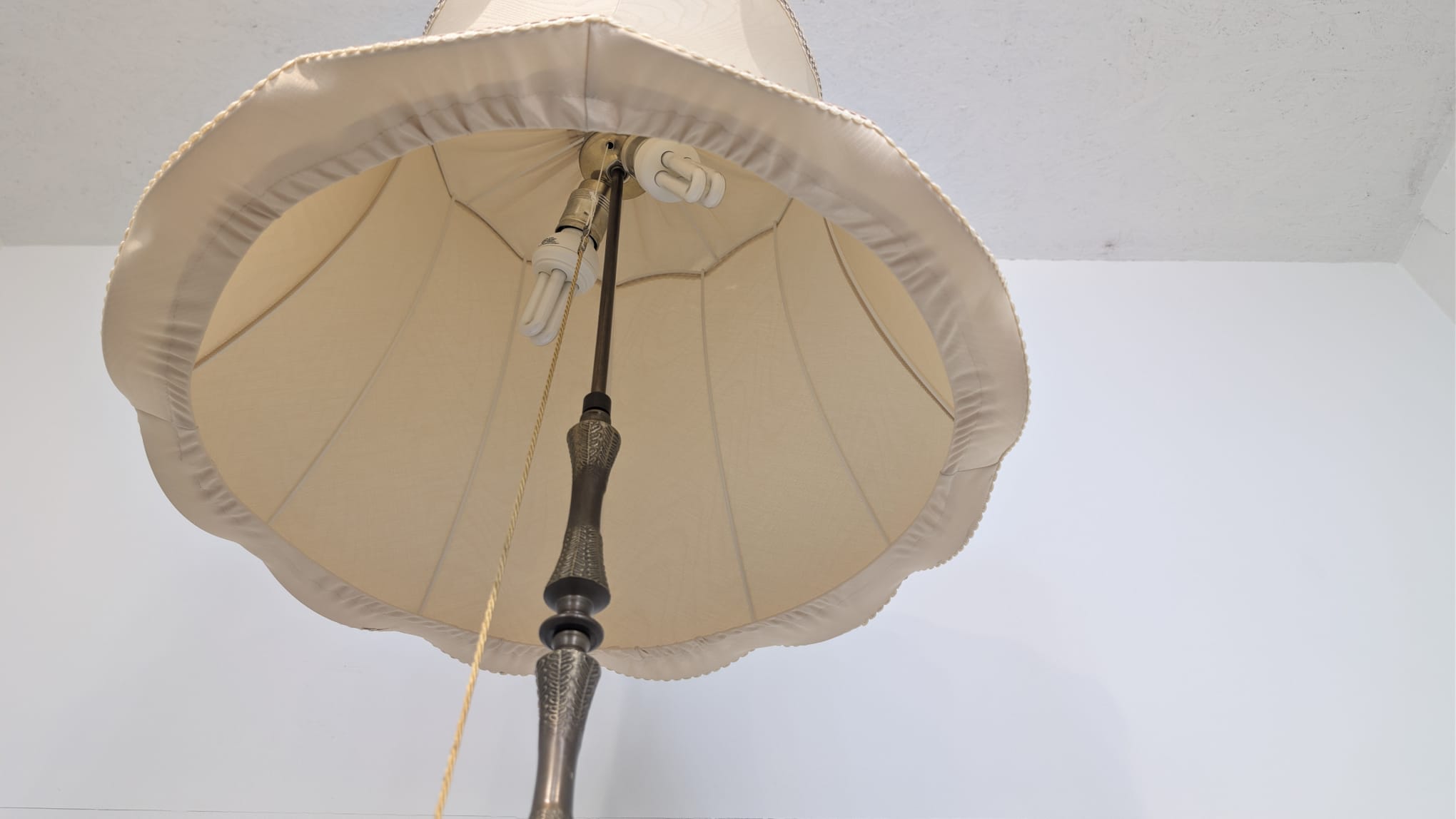 Lampa podłogowa w stylu barokowym z mosiężna podstawą - obrazek 8