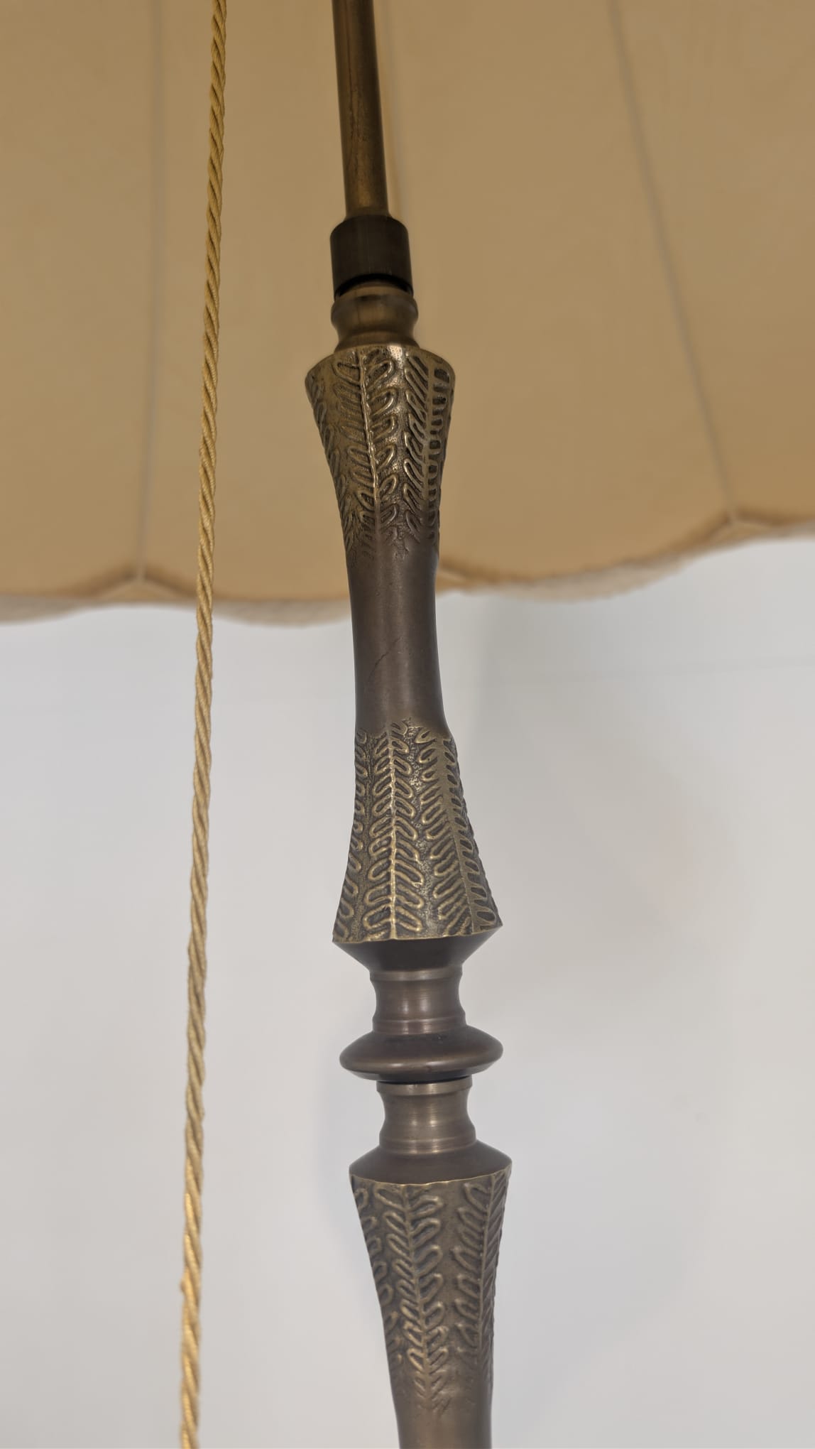 Lampa podłogowa w stylu barokowym z mosiężna podstawą - obrazek 9