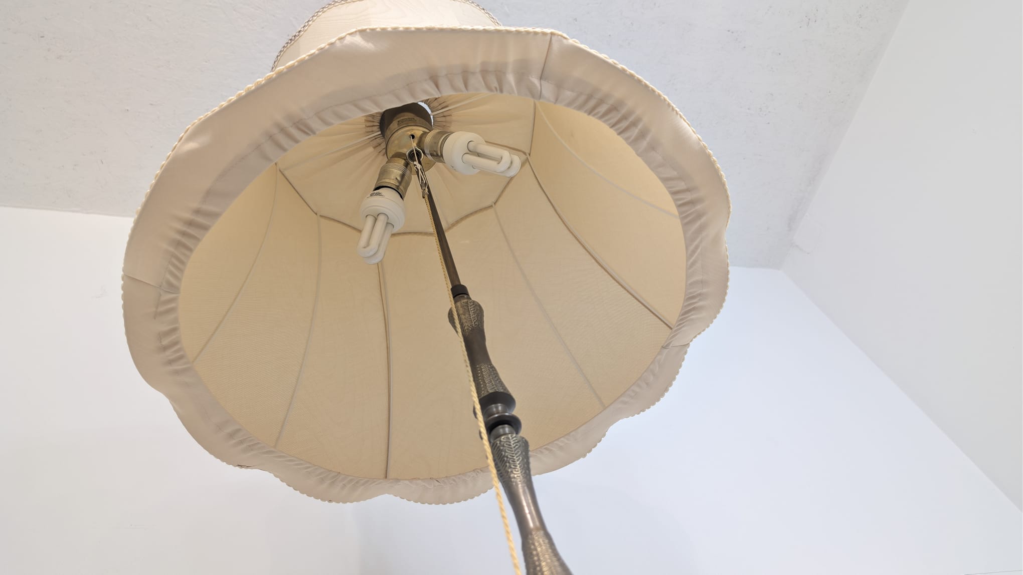 Lampa podłogowa w stylu barokowym z mosiężna podstawą - obrazek 10