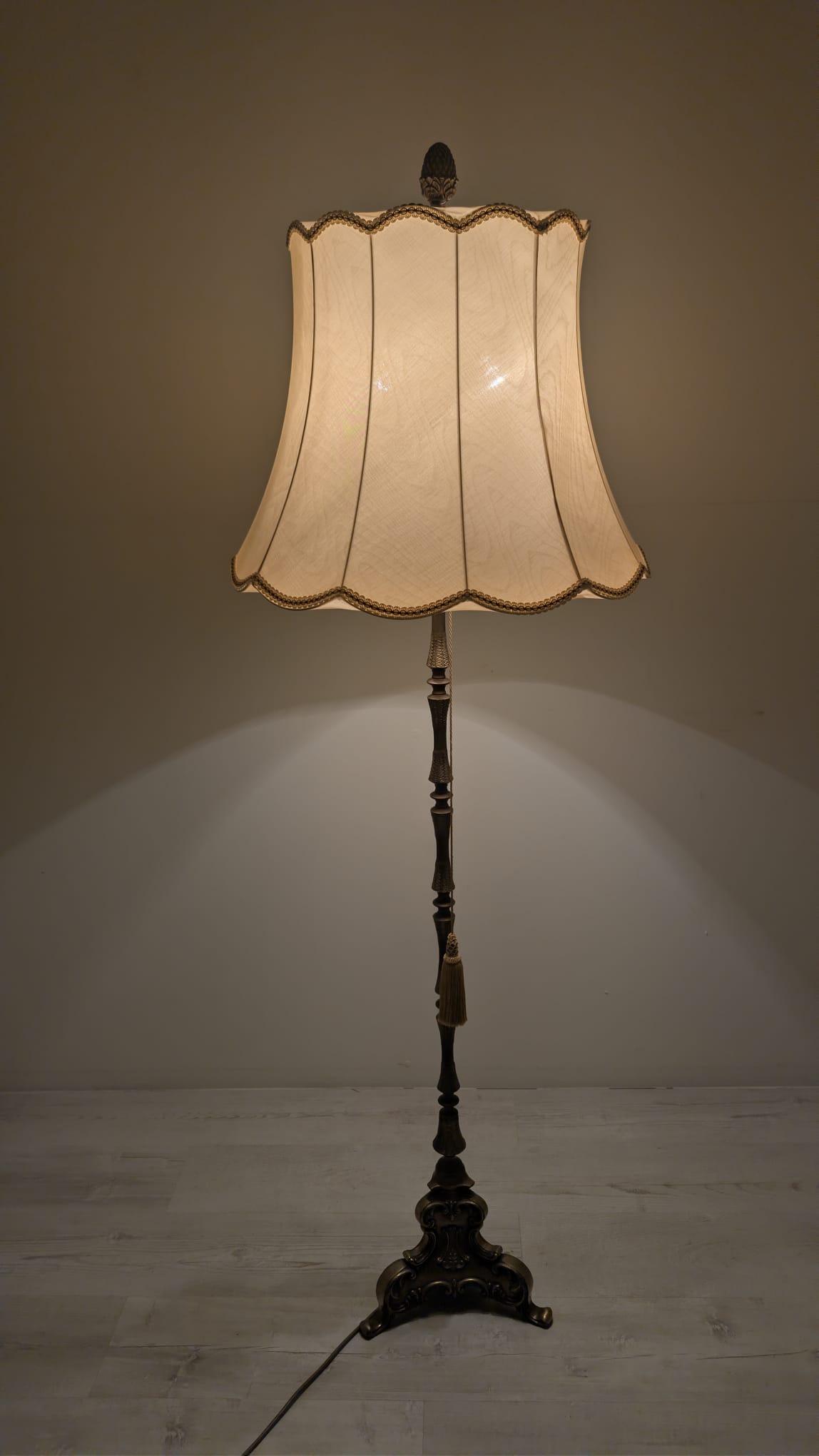 Lampa podłogowa w stylu barokowym z mosiężna podstawą - obrazek 13