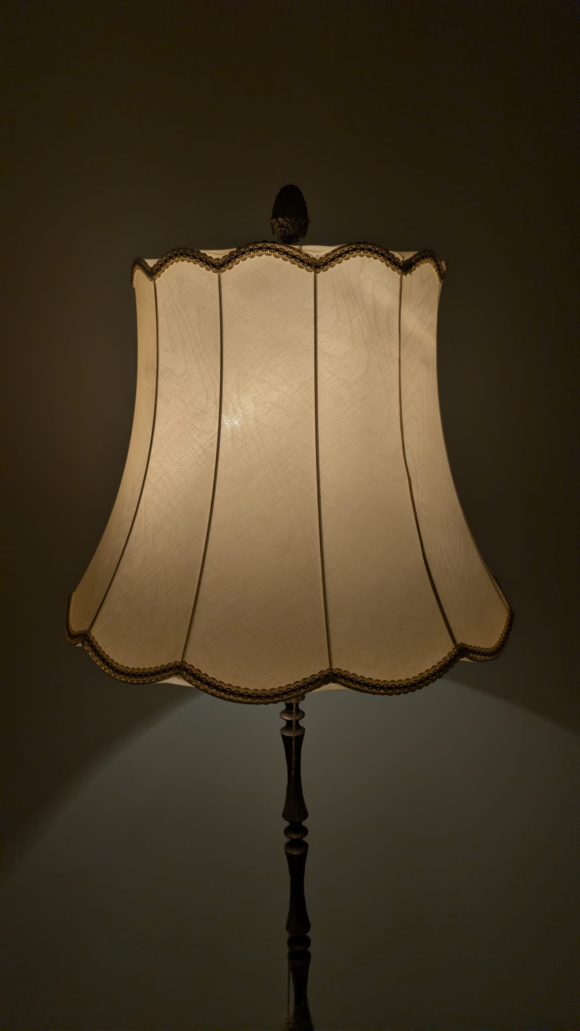 Lampa podłogowa w stylu barokowym z mosiężna podstawą - obrazek 14