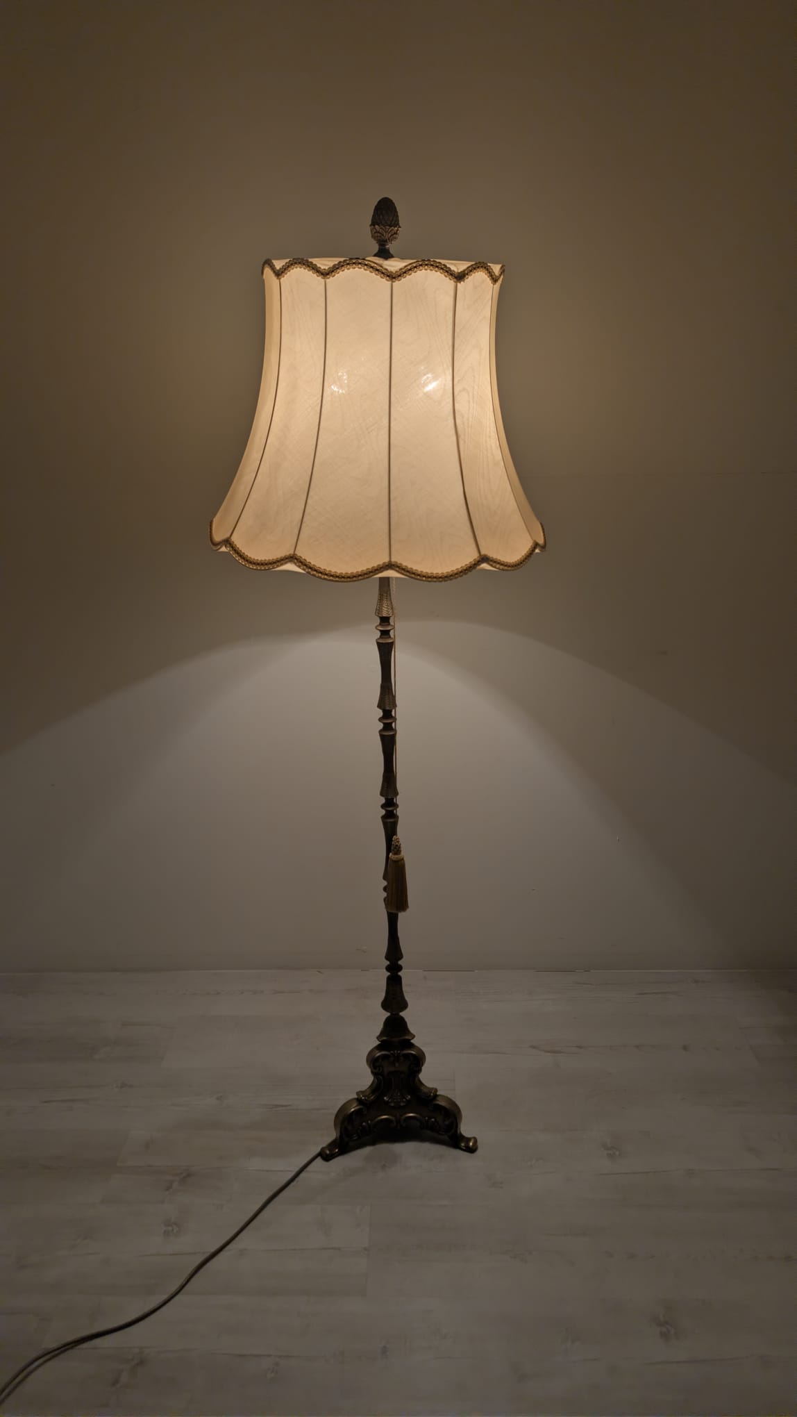 Lampa podłogowa w stylu barokowym z mosiężna podstawą - obrazek 15