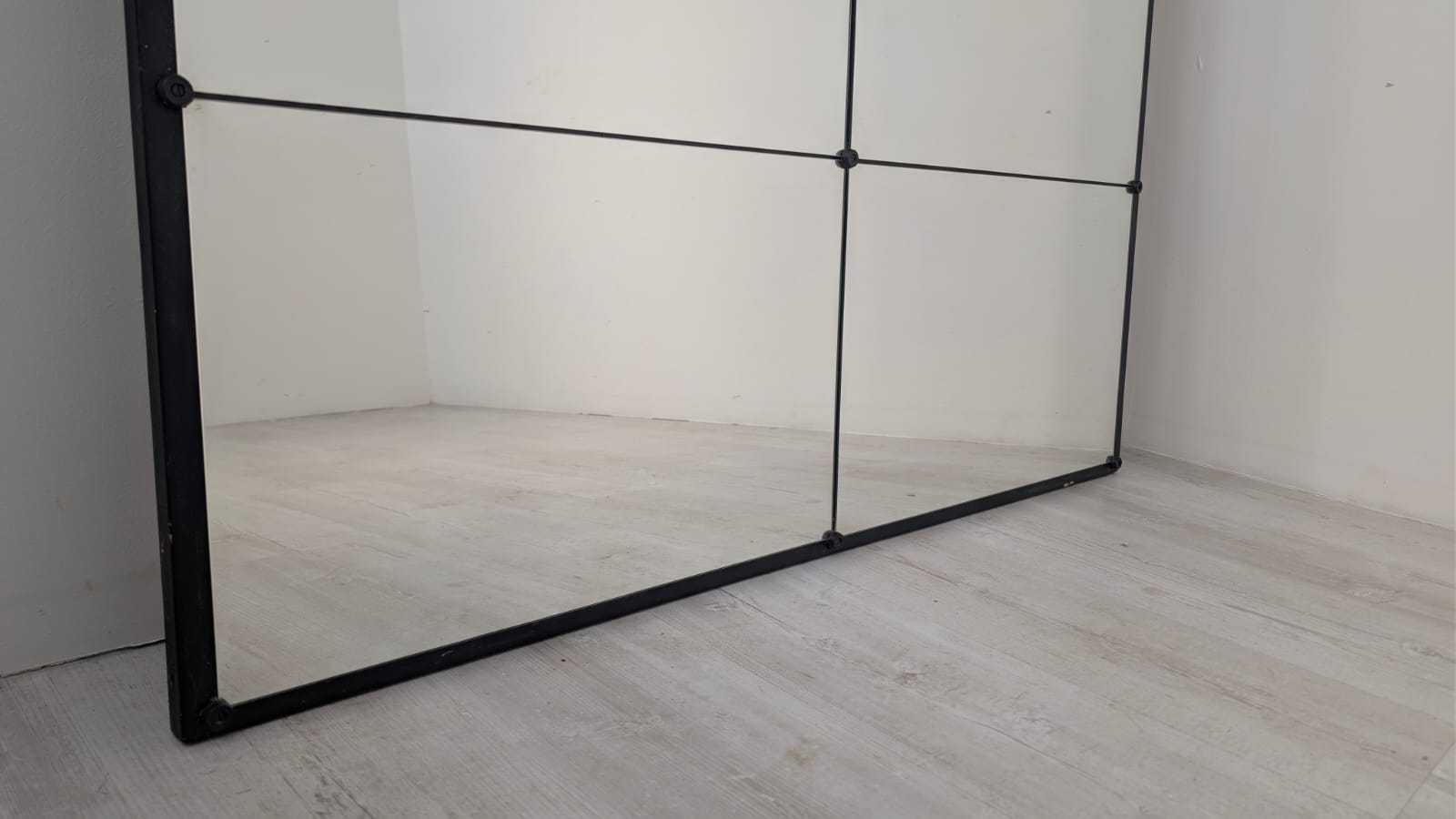 Duże lustro w stylu loftowym z 8 taflami - obrazek 4