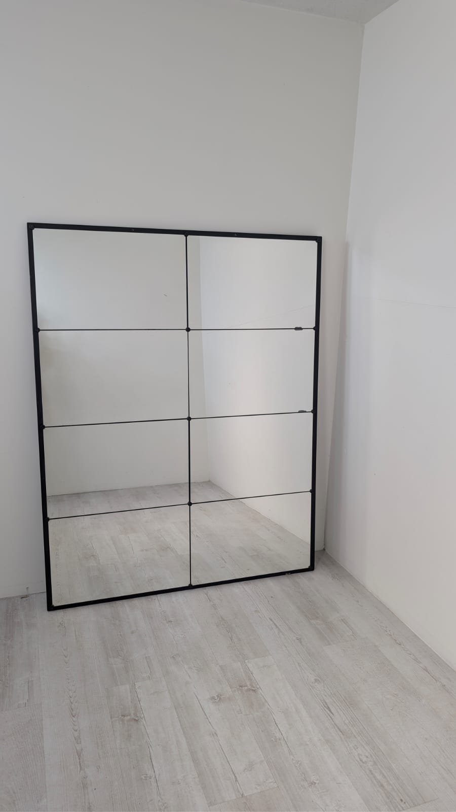 Duże lustro w stylu loftowym z 8 taflami