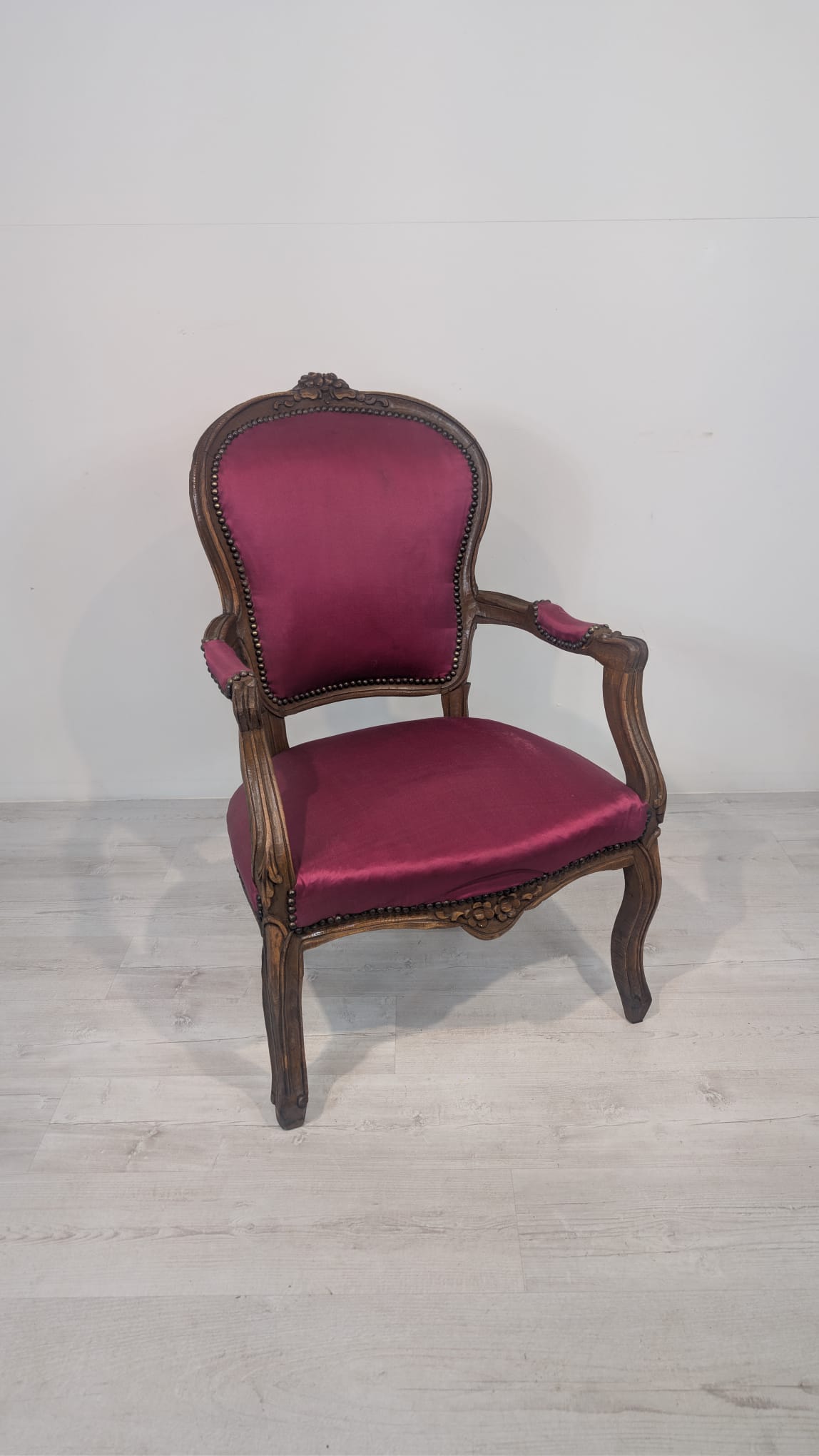 Fotel w stylu Ludwika XV lite drewno w orzechu