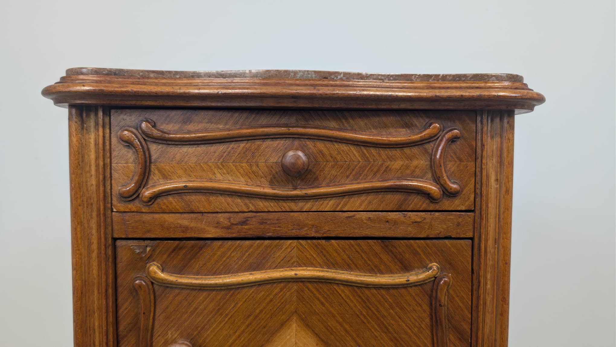 Antyczna szafka nocna z marmurem Ludwika Filipa - obrazek 3