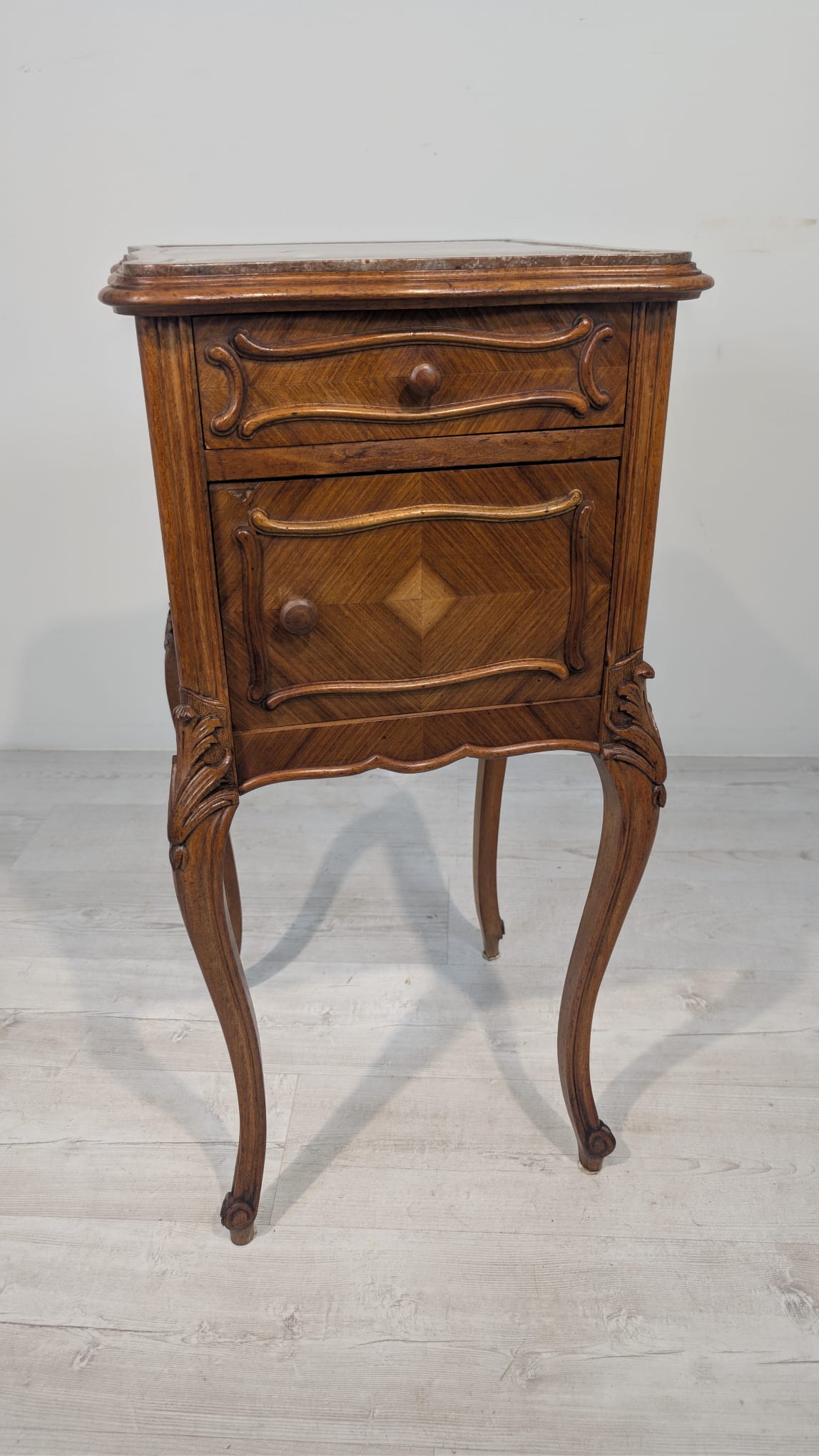 Antyczna szafka nocna z marmurem Ludwika Filipa - obrazek 4