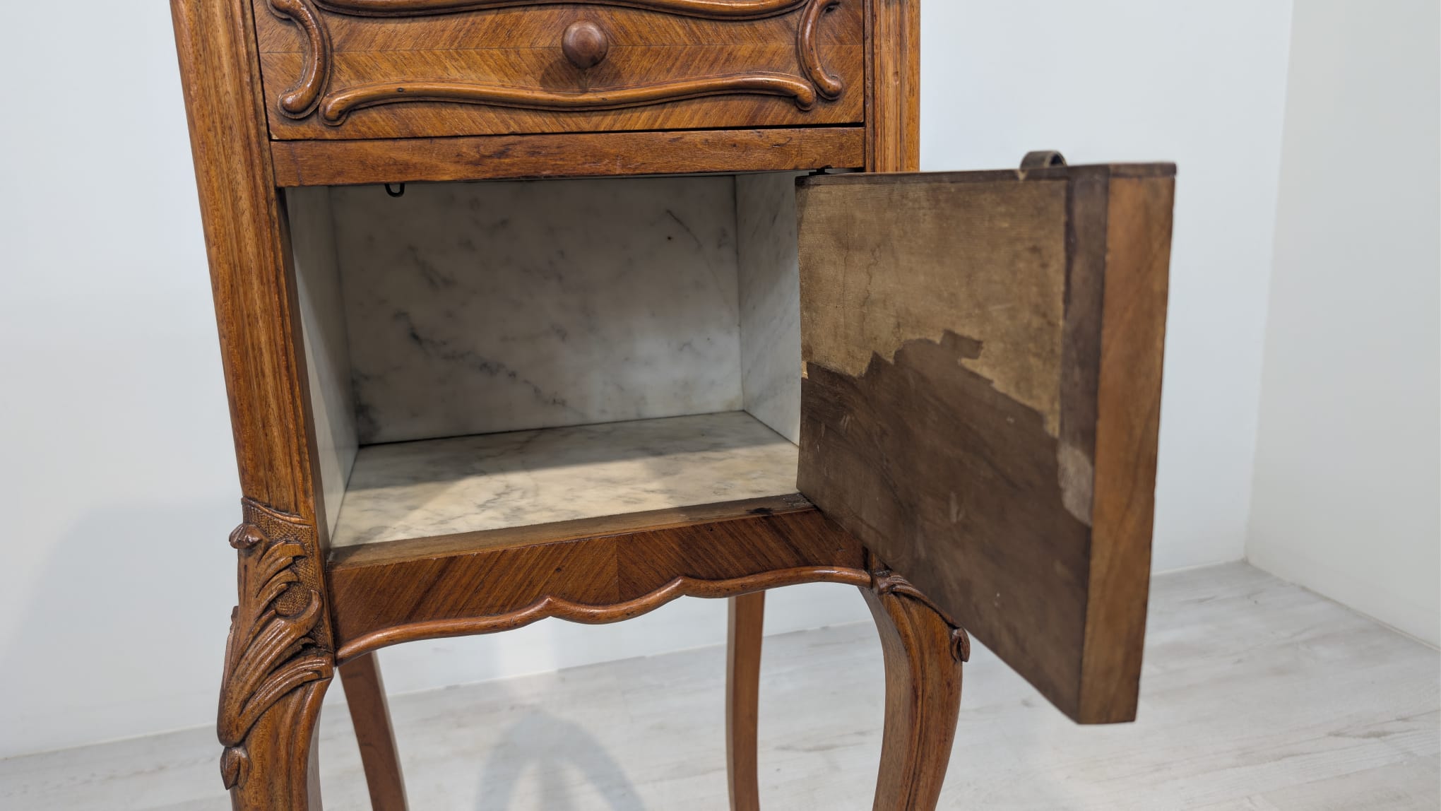 Antyczna szafka nocna z marmurem Ludwika Filipa - obrazek 5