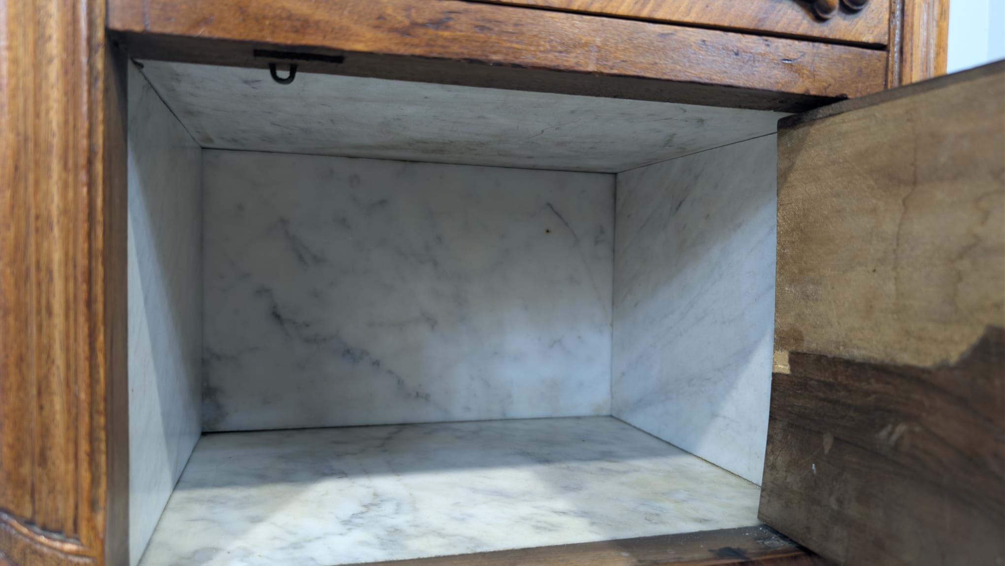 Antyczna szafka nocna z marmurem Ludwika Filipa - obrazek 6