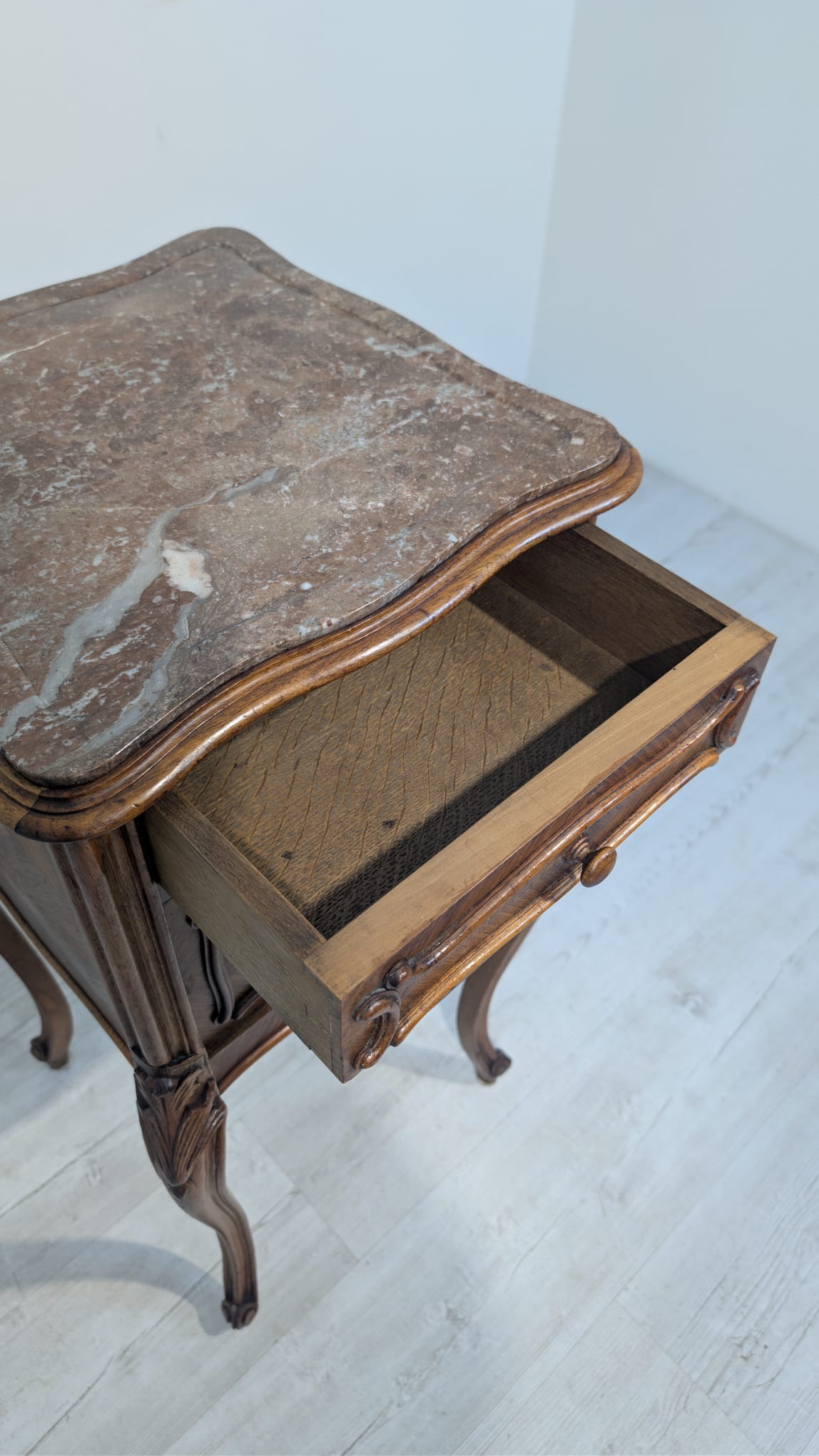Antyczna szafka nocna z marmurem Ludwika Filipa - obrazek 7