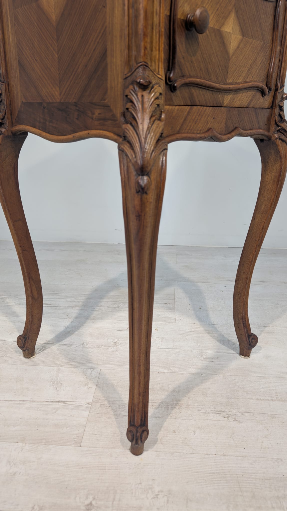 Antyczna szafka nocna z marmurem Ludwika Filipa - obrazek 9