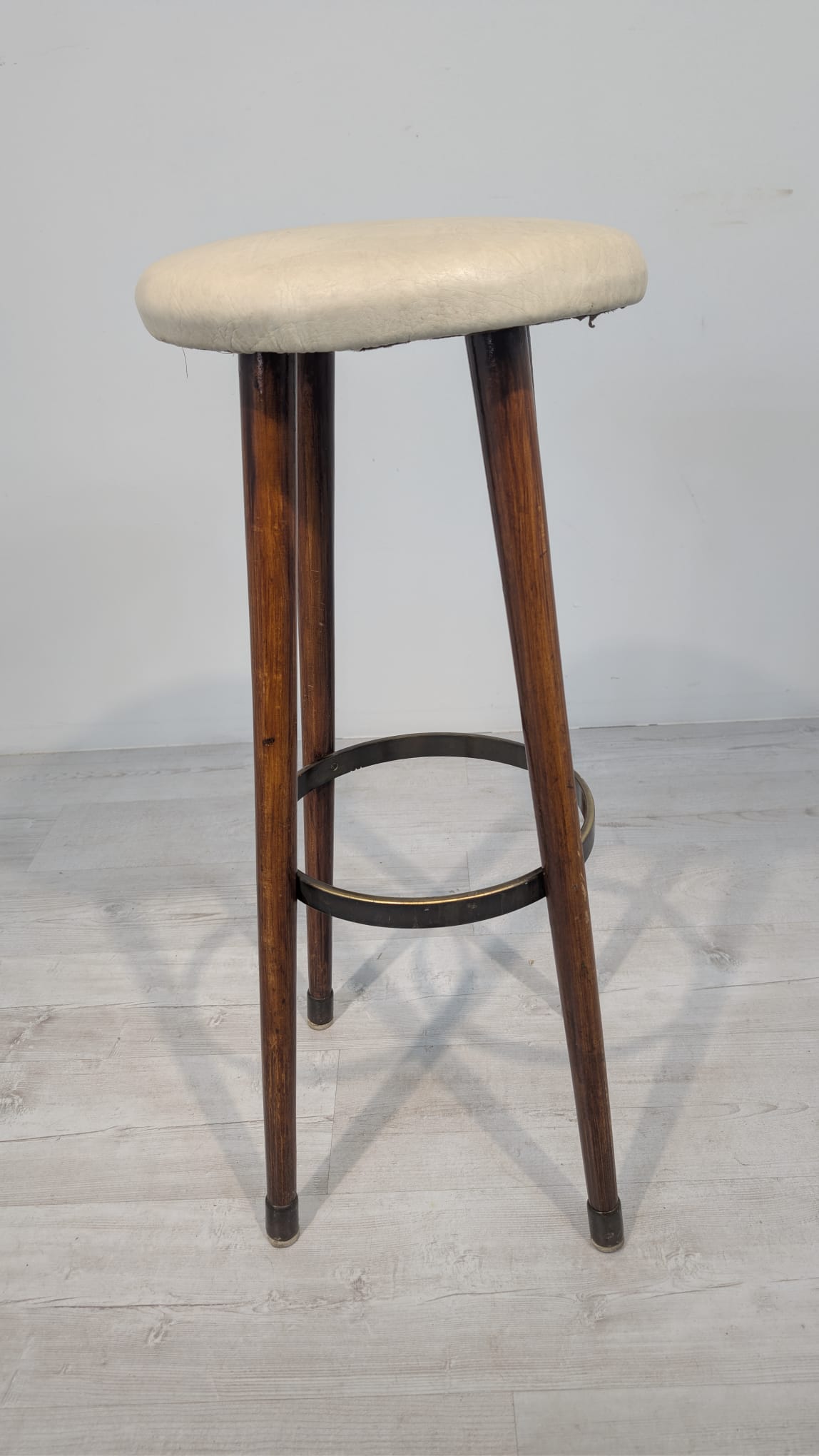 Krzesło, hoker barowy w stylu vintage z lat 50-tych proj. Hansa J. Wegnera - obrazek 4