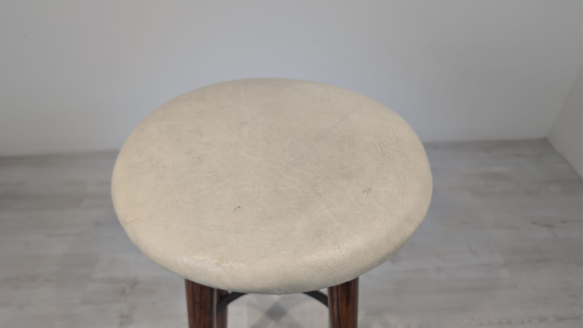 Krzesło, hoker barowy w stylu vintage z lat 50-tych proj. Hansa J. Wegnera - obrazek 8