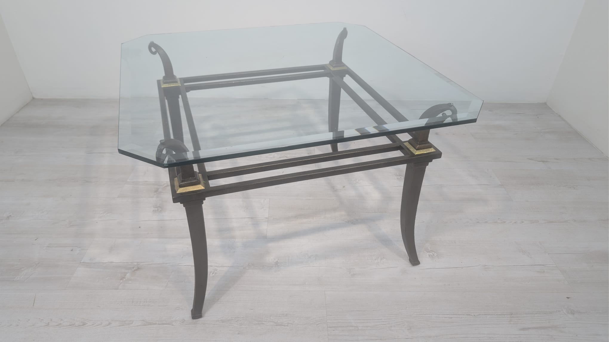 Stolik kawowy z kutego żelaza i szybą fazowaną - Image 3