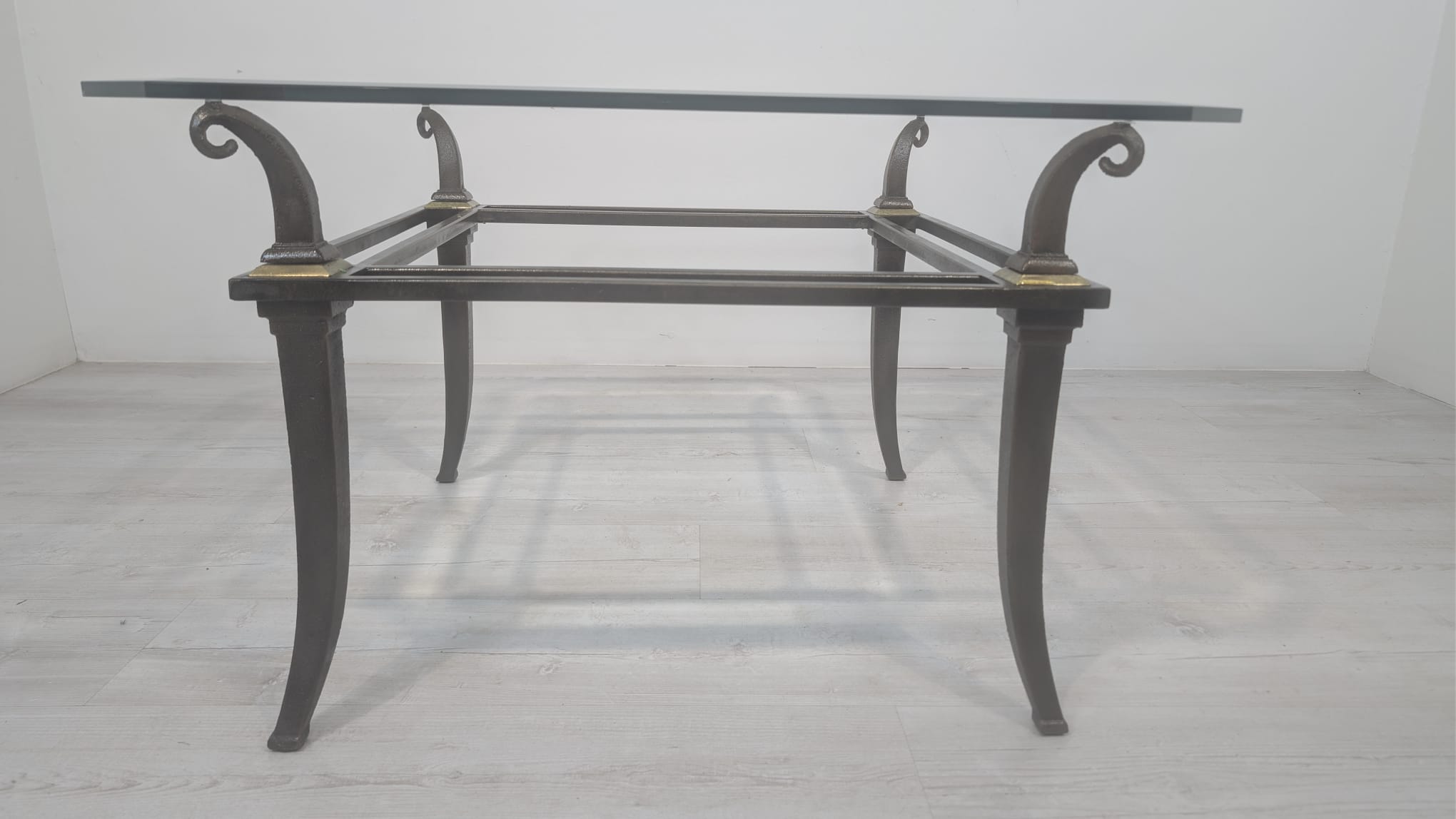 Stolik kawowy z kutego żelaza i szybą fazowaną - Image 4