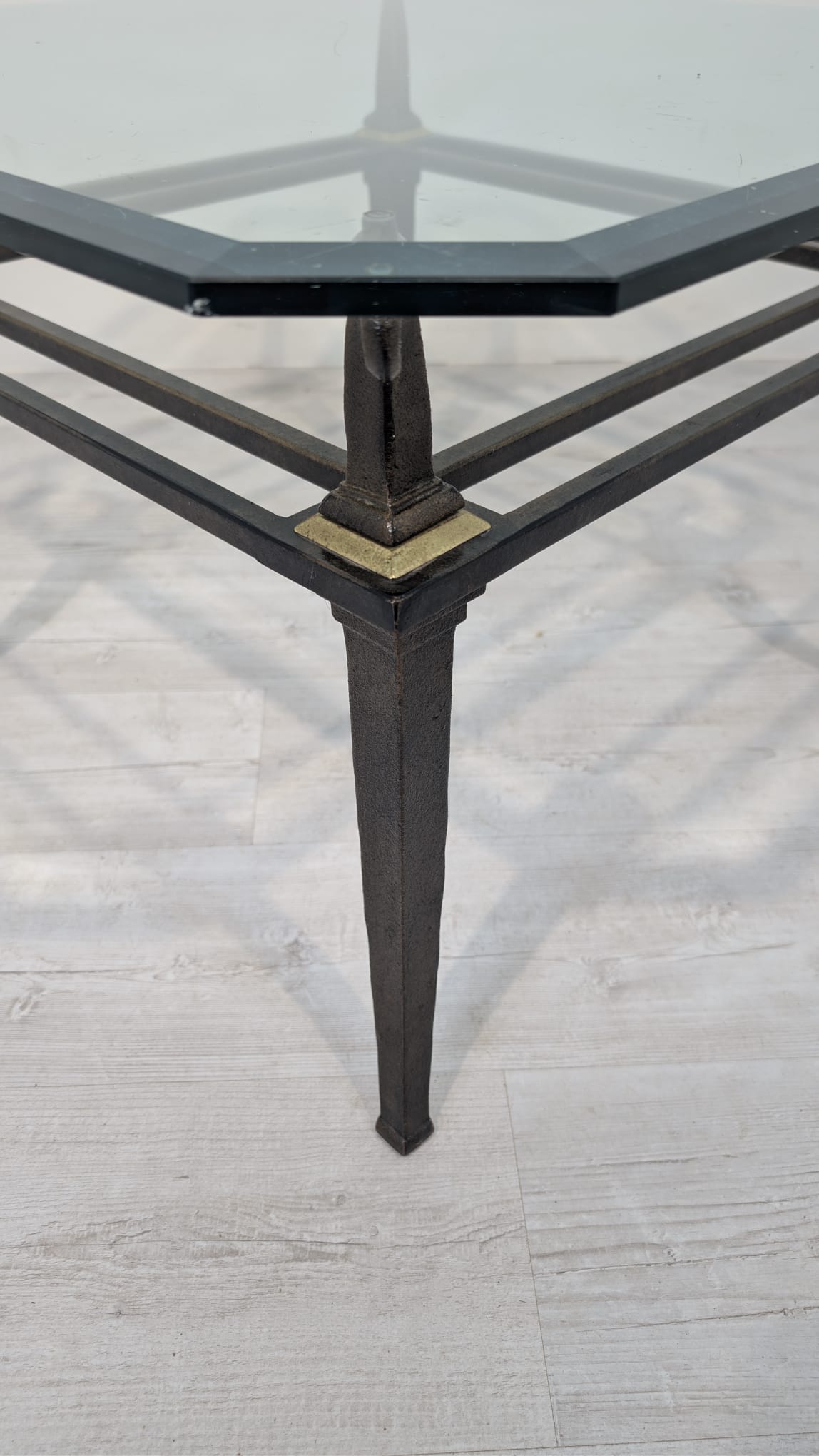 Stolik kawowy z kutego żelaza i szybą fazowaną - Image 11