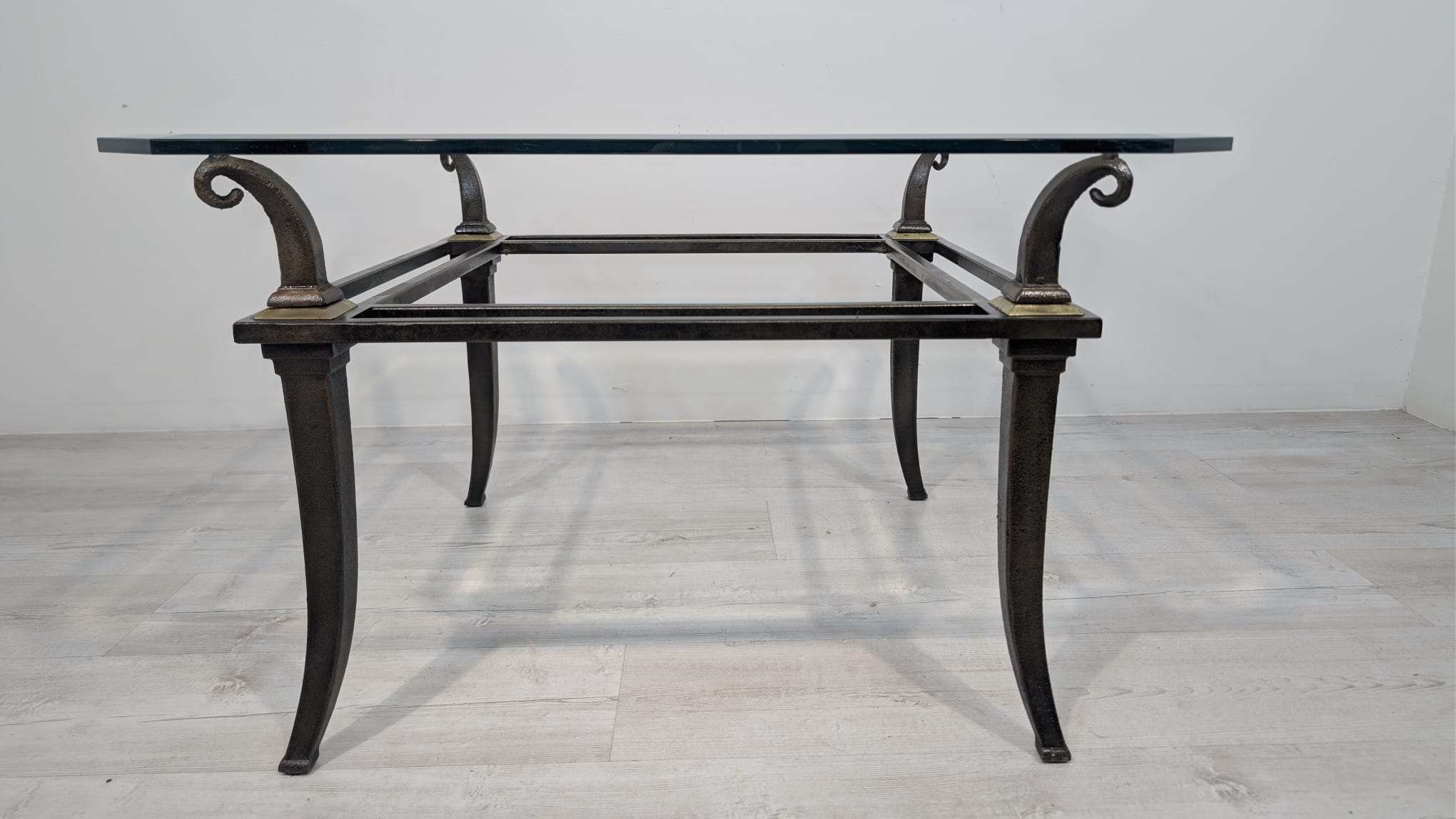 Stolik kawowy z kutego żelaza i szybą fazowaną - Image 7