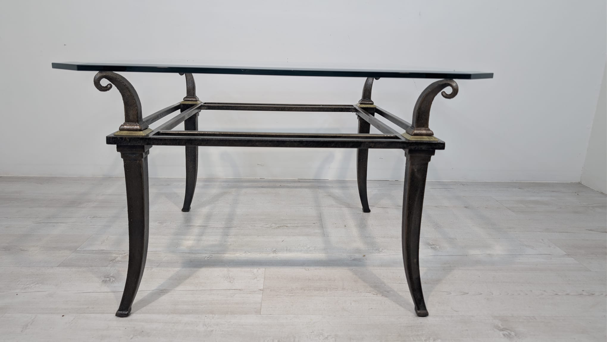 Stolik kawowy z kutego żelaza i szybą fazowaną - Image 8