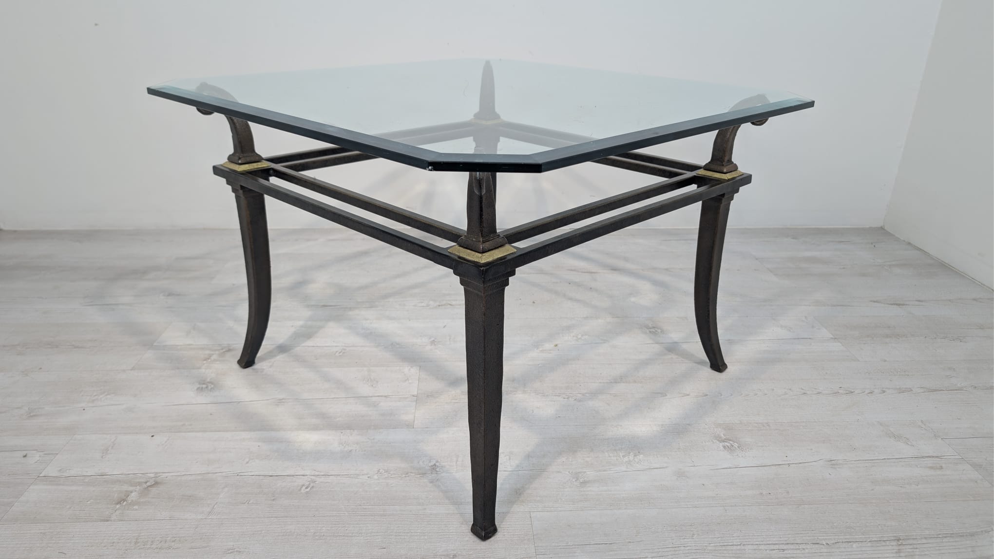 Stolik kawowy z kutego żelaza i szybą fazowaną - Image 9