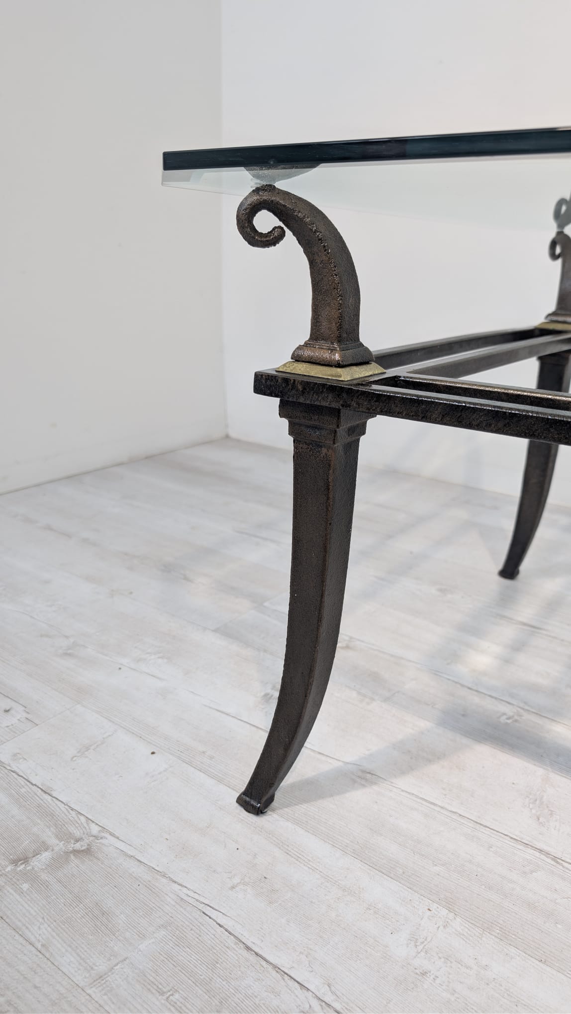 Stolik kawowy z kutego żelaza i szybą fazowaną - Image 10