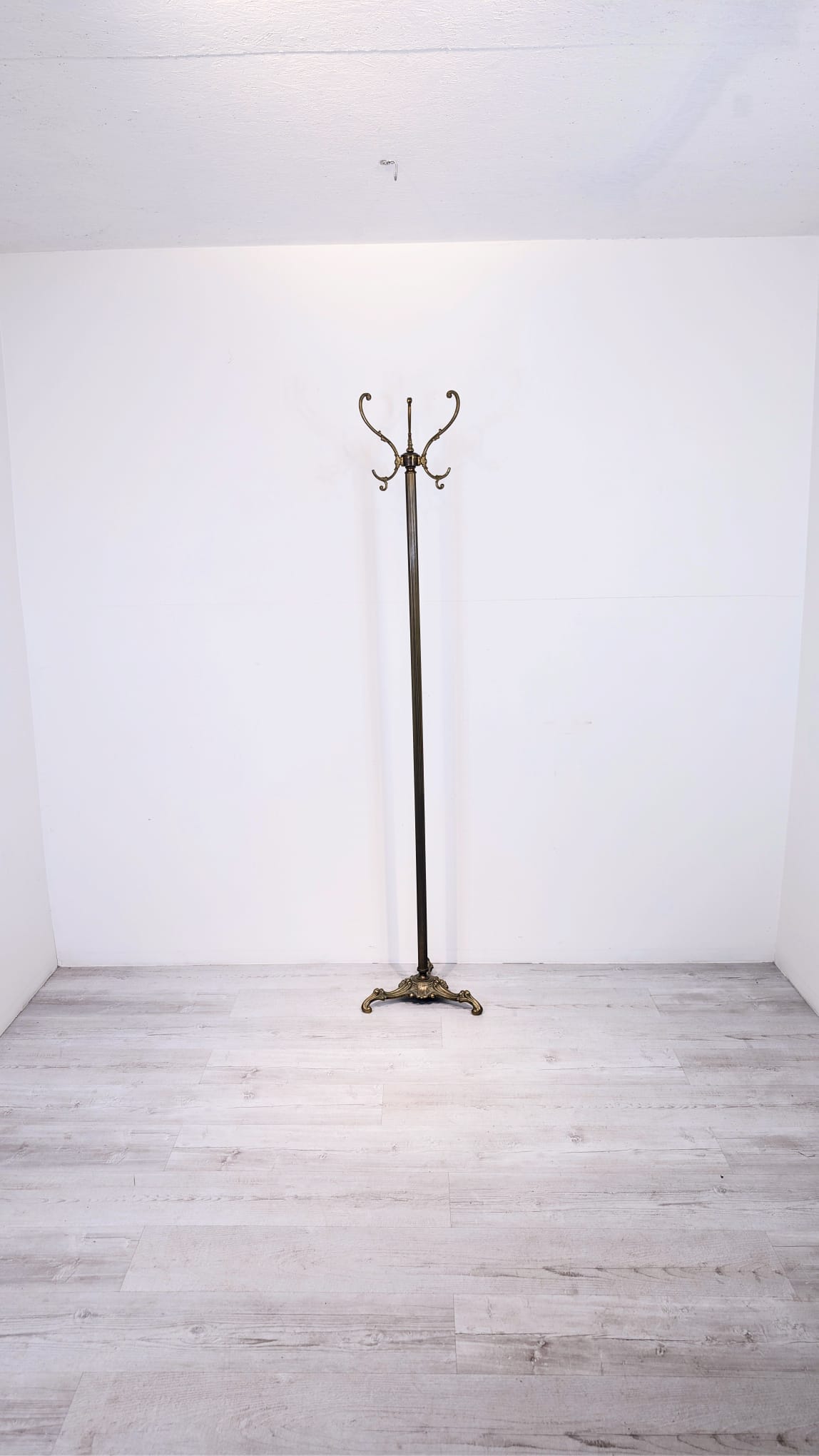 Duży wieszak mosiężny wolnostojący