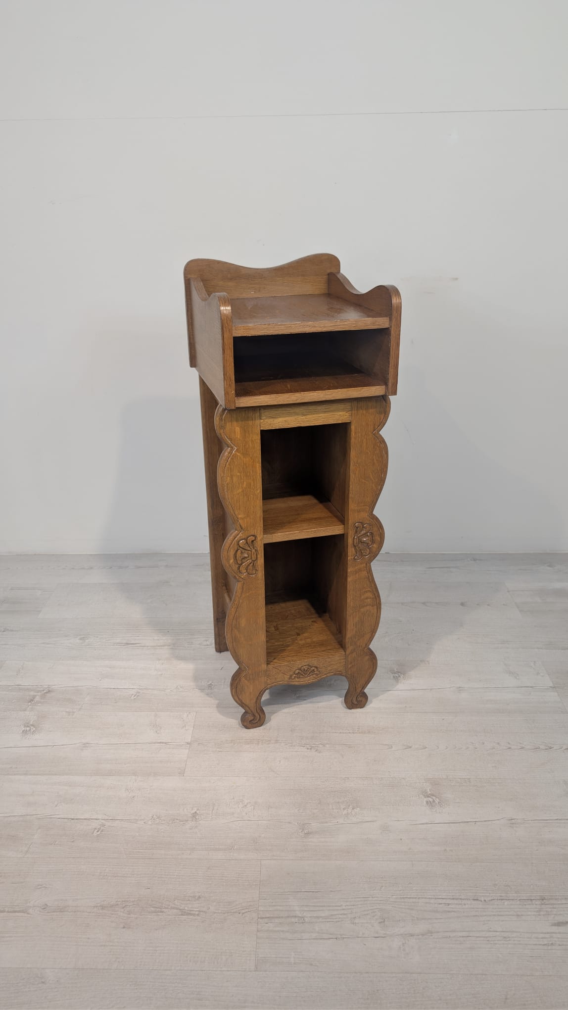 Szafka wąska z litego drewna dębowego rzeźbiona