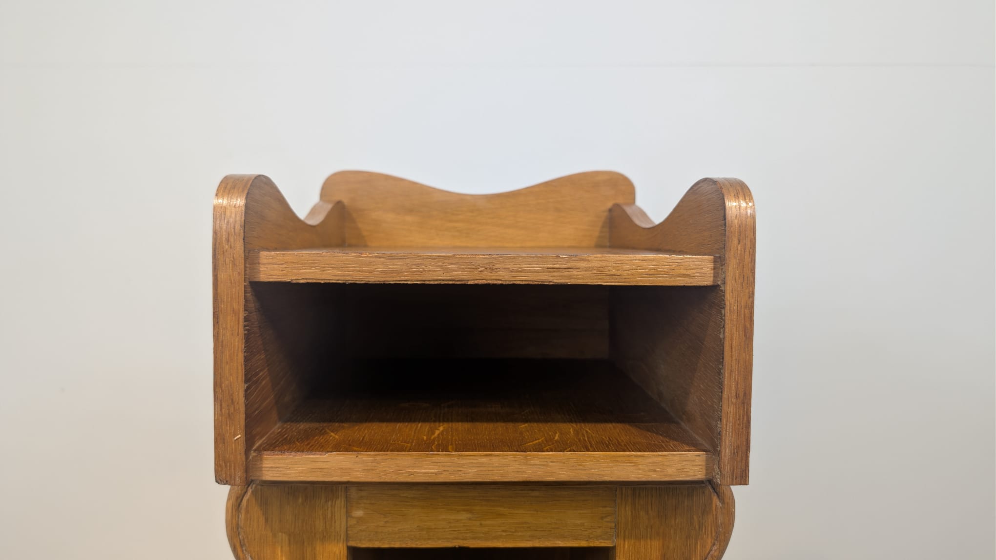 Szafka wąska z litego drewna dębowego rzeźbiona - Image 3