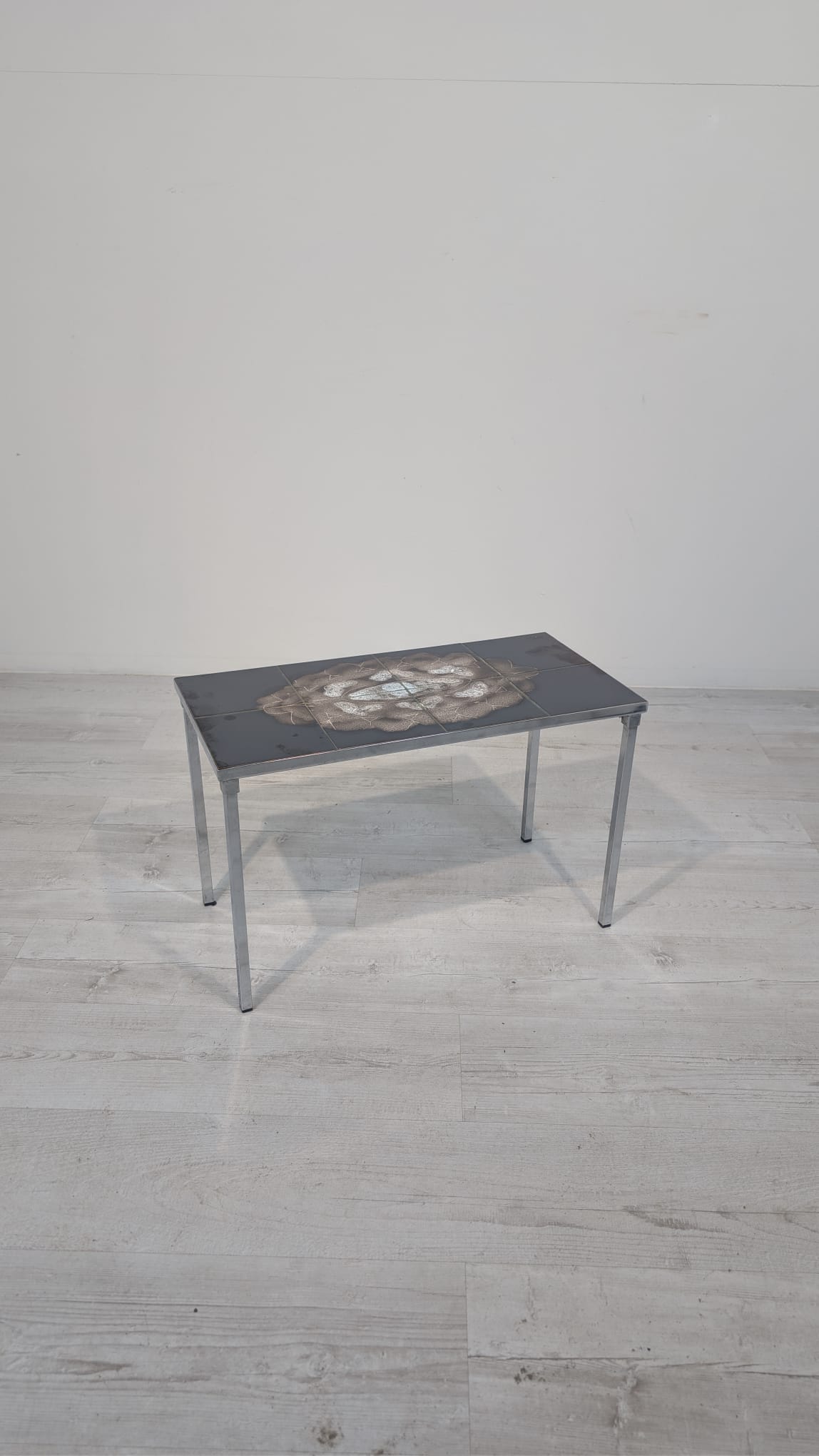 Stolik kawowy vintage z płytkami - Image 2