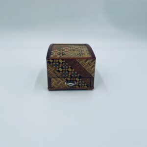 Zabytkowa szkatułka Himitsu- bako Hakone Japonia