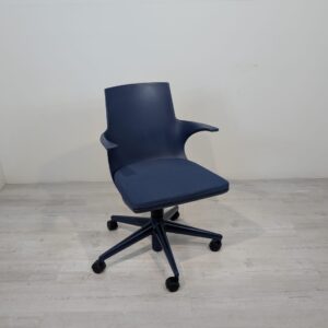 Fotel biurowy obrotowy Kartell Spoon granatowy